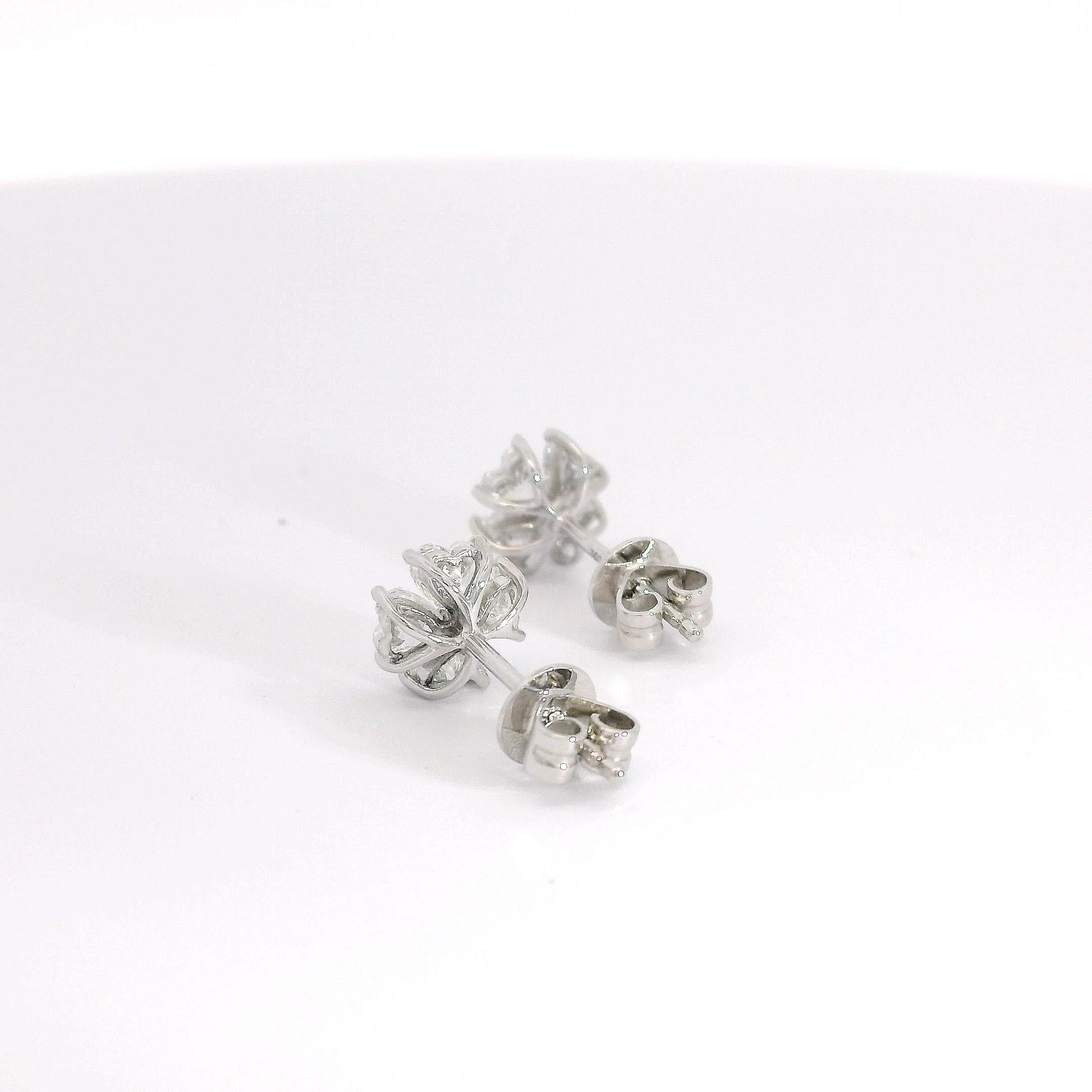 Taille cœur Clous d'oreilles en or blanc 18 carats avec 4 diamants en forme de cœur en vente