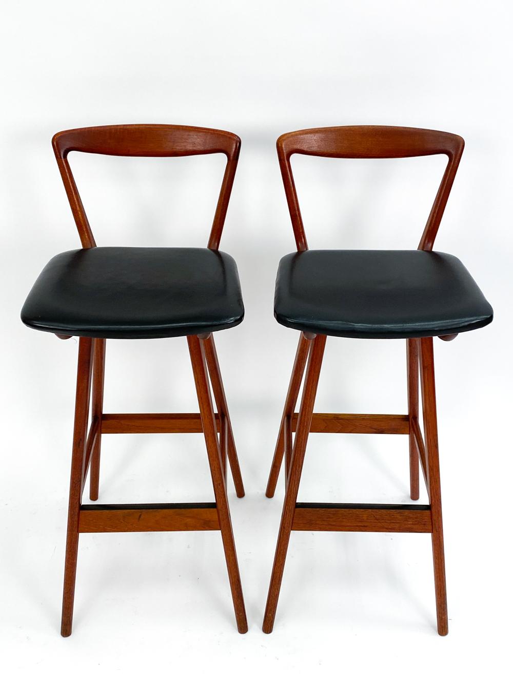 (4) Henry Rosengren Hansen for Brande Mobelfabrik Model 43 Teak Bar Stools In Good Condition For Sale In Norwalk, CT