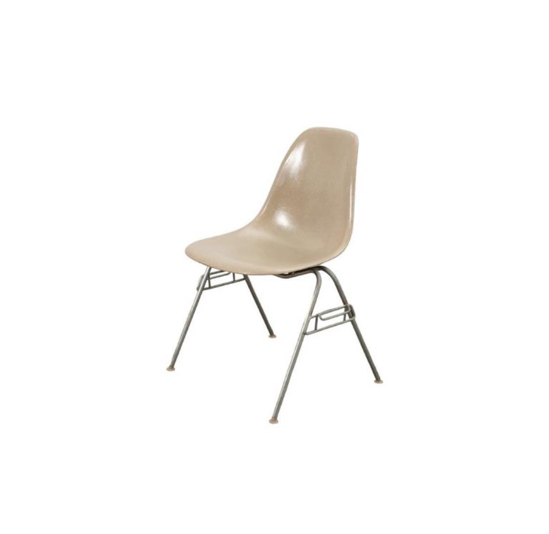 Satz von 4 Herman Miller Eames Esszimmerstühlen aus Fiberglas. Signiert und garantiert echt. Stapelböden aus Stahl mit selbstnivellierenden Füßen aus Nylon. In gutem, gleichmäßigem Zustand.