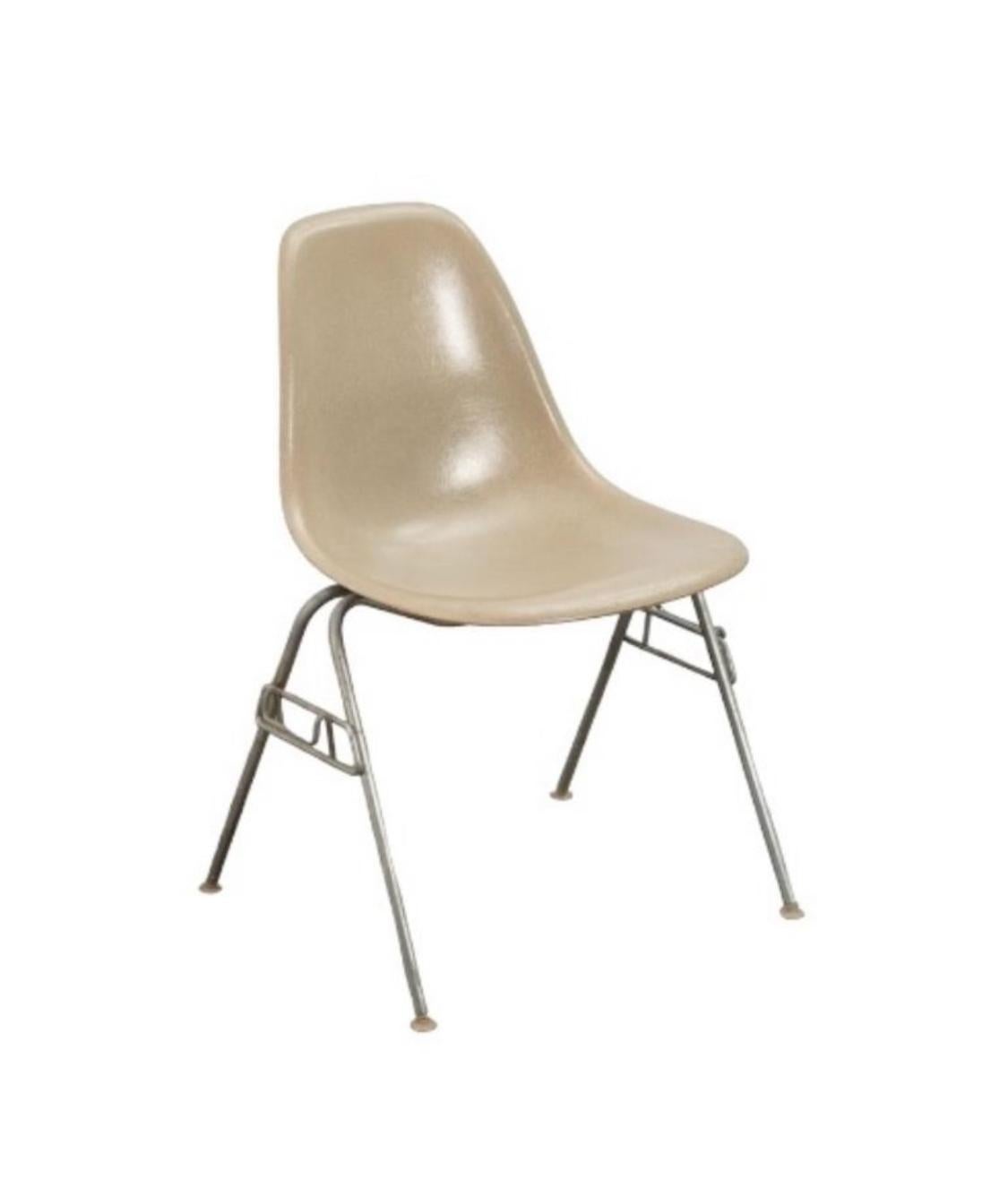 Mid-Century Modern 4 chaises de salle à manger Eames beige Herman Miller