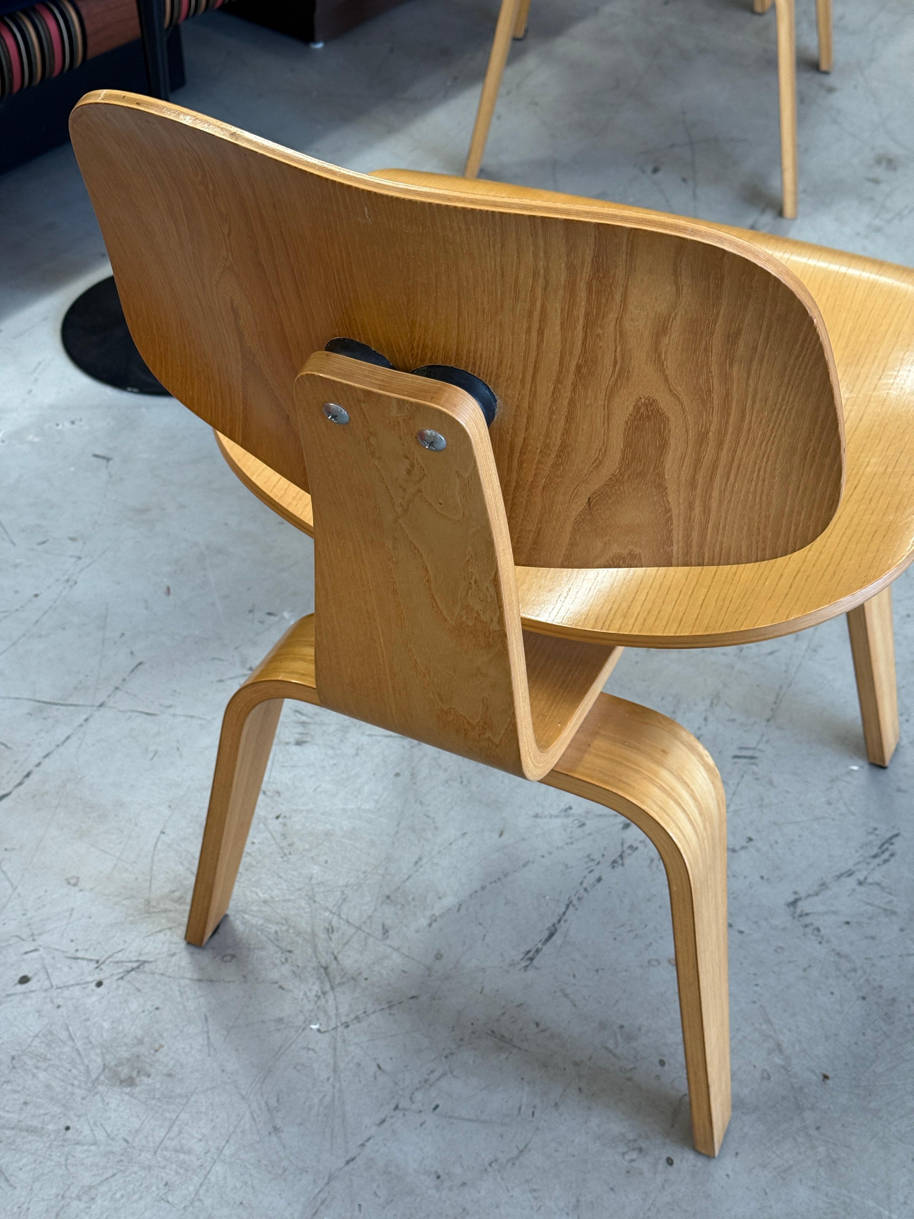 4 Sillas de comedor Eames DCW de Herman Miller Madera de fresno claro en venta 8
