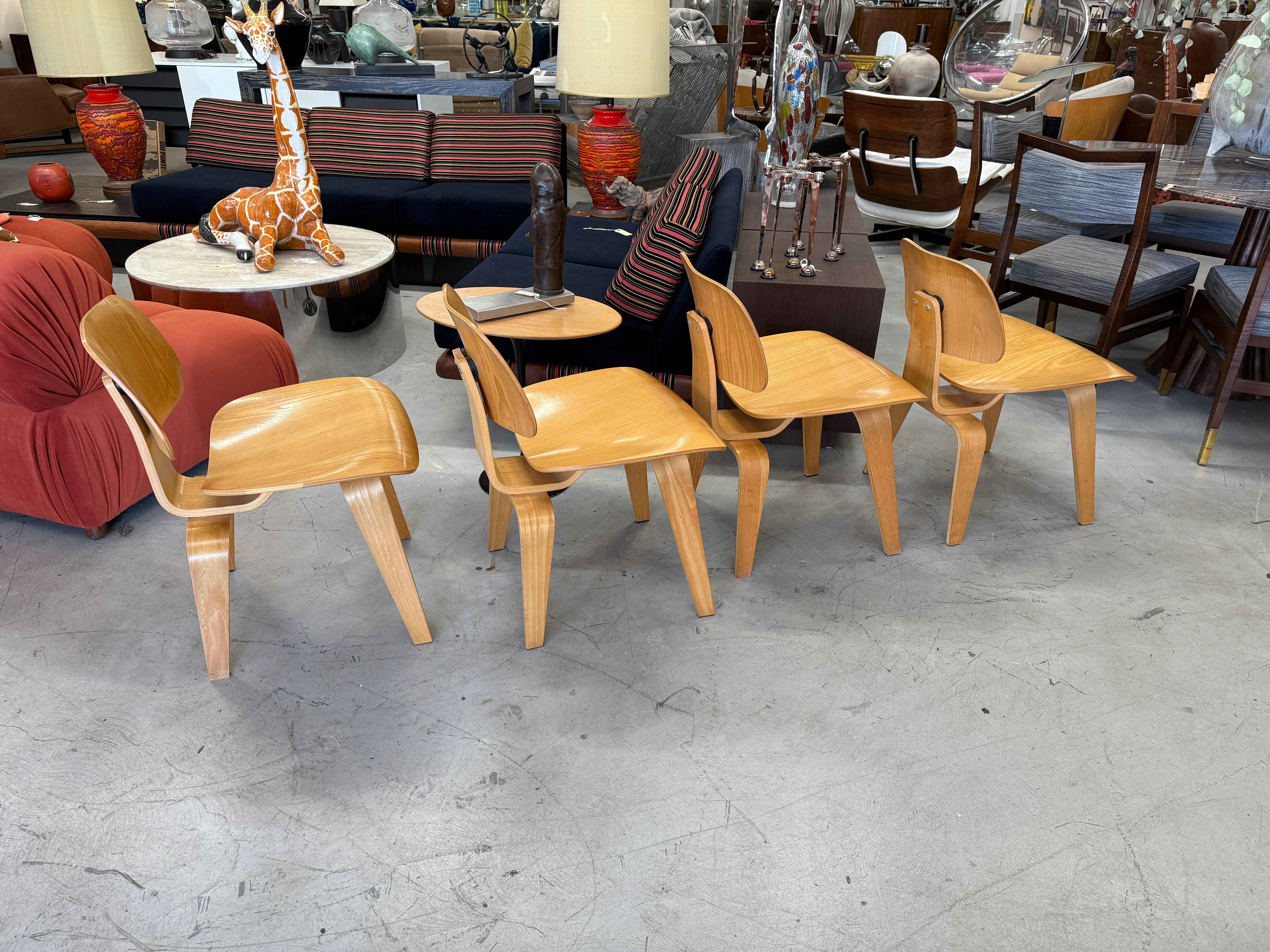 4 Sillas de comedor Eames DCW de Herman Miller Madera de fresno claro en venta 9