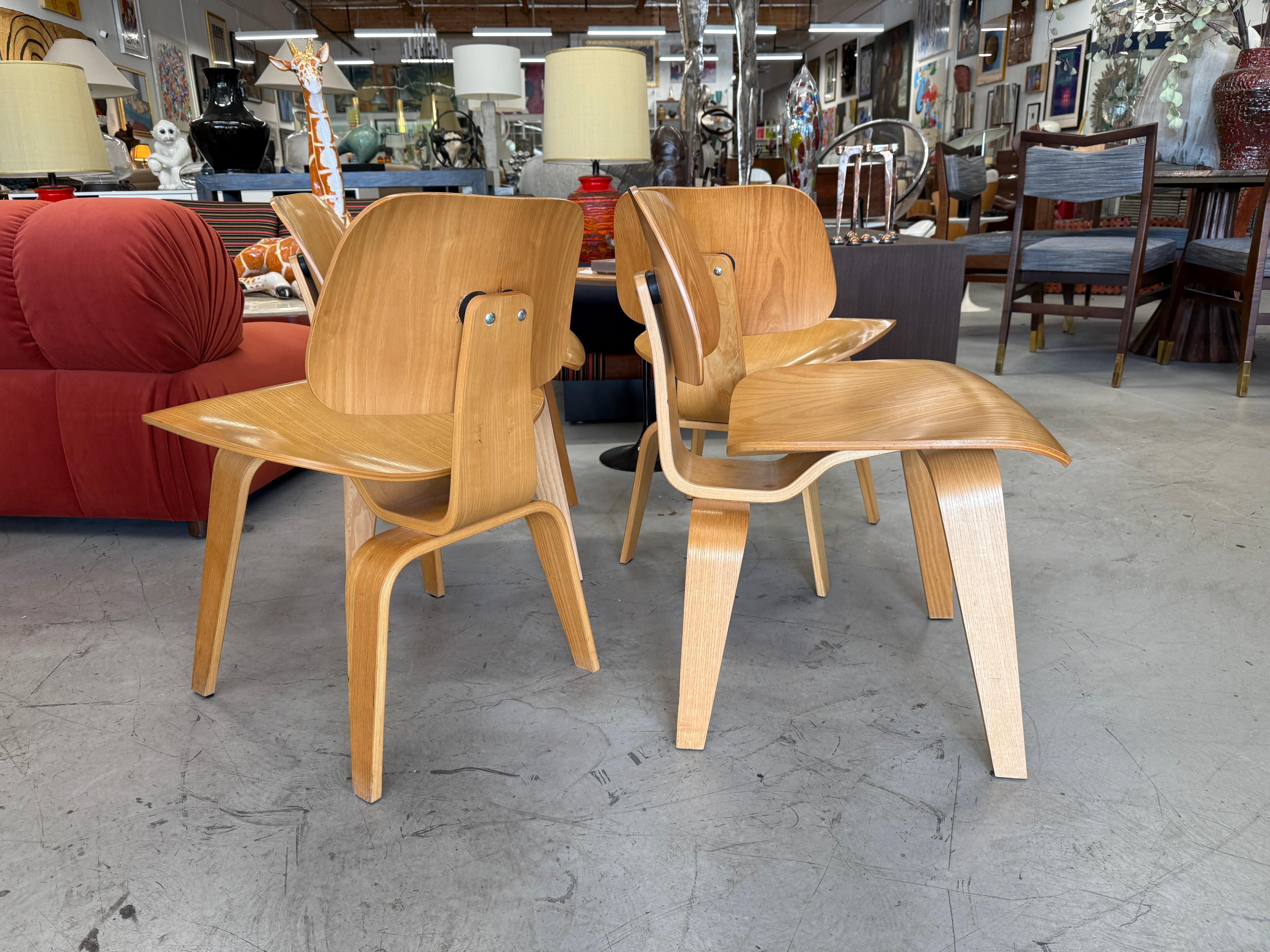 4 Sillas de comedor Eames DCW de Herman Miller Madera de fresno claro en venta 10
