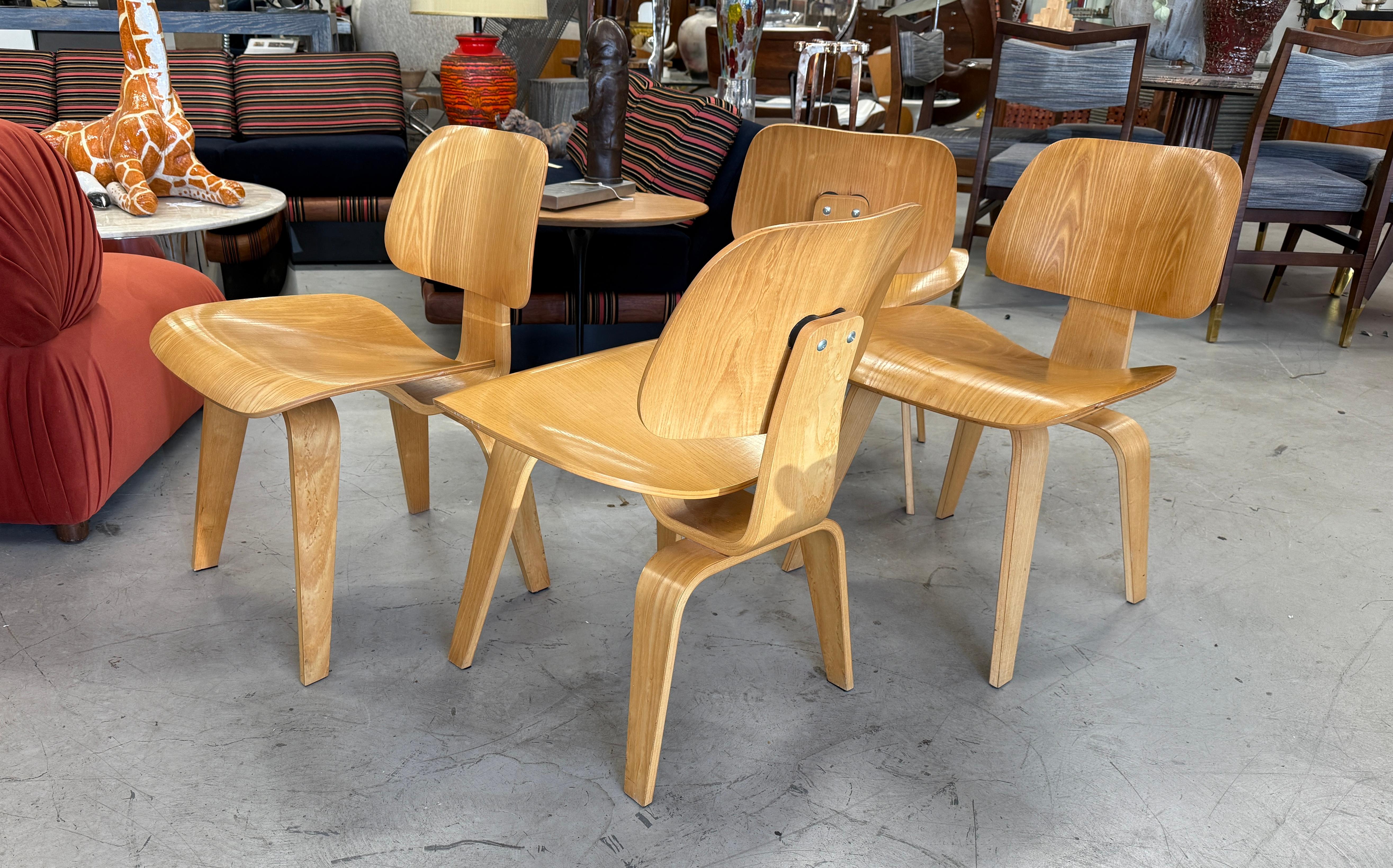4 Sillas de comedor Eames DCW de Herman Miller Madera de fresno claro Estadounidense en venta