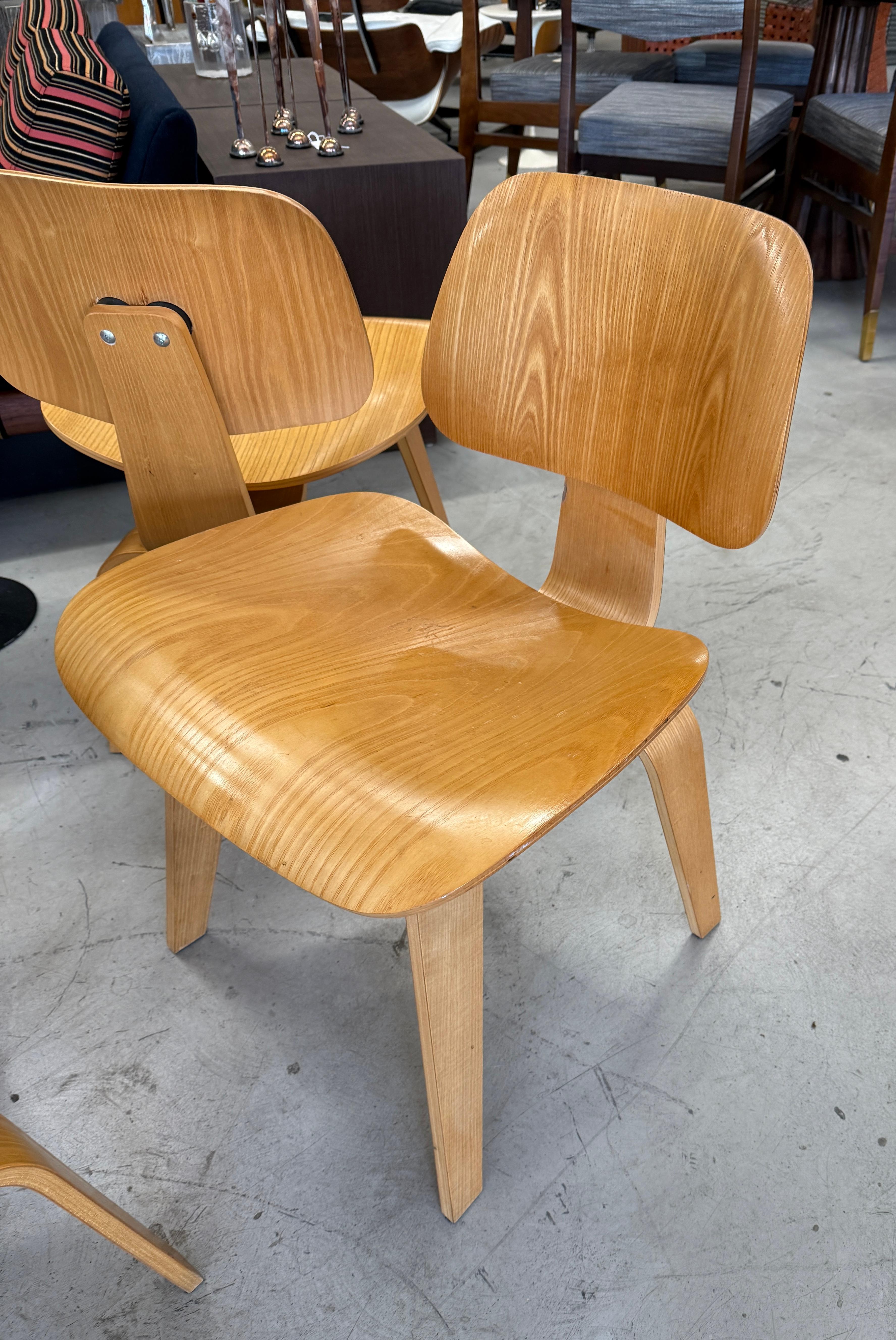 4 Sillas de comedor Eames DCW de Herman Miller Madera de fresno claro Hecho a mano en venta