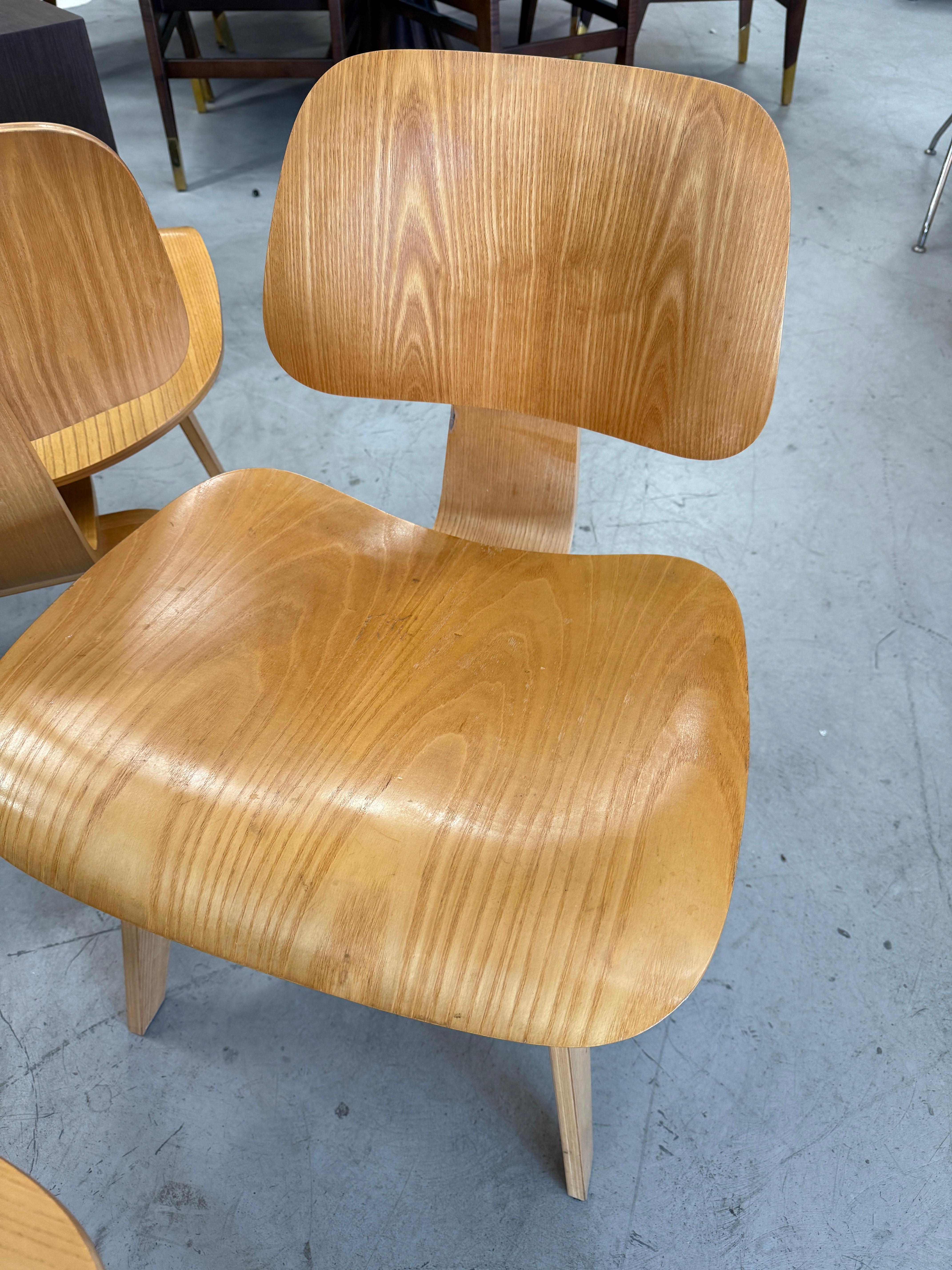 4 Sillas de comedor Eames DCW de Herman Miller Madera de fresno claro en Bueno estado para la venta en Palm Springs, CA