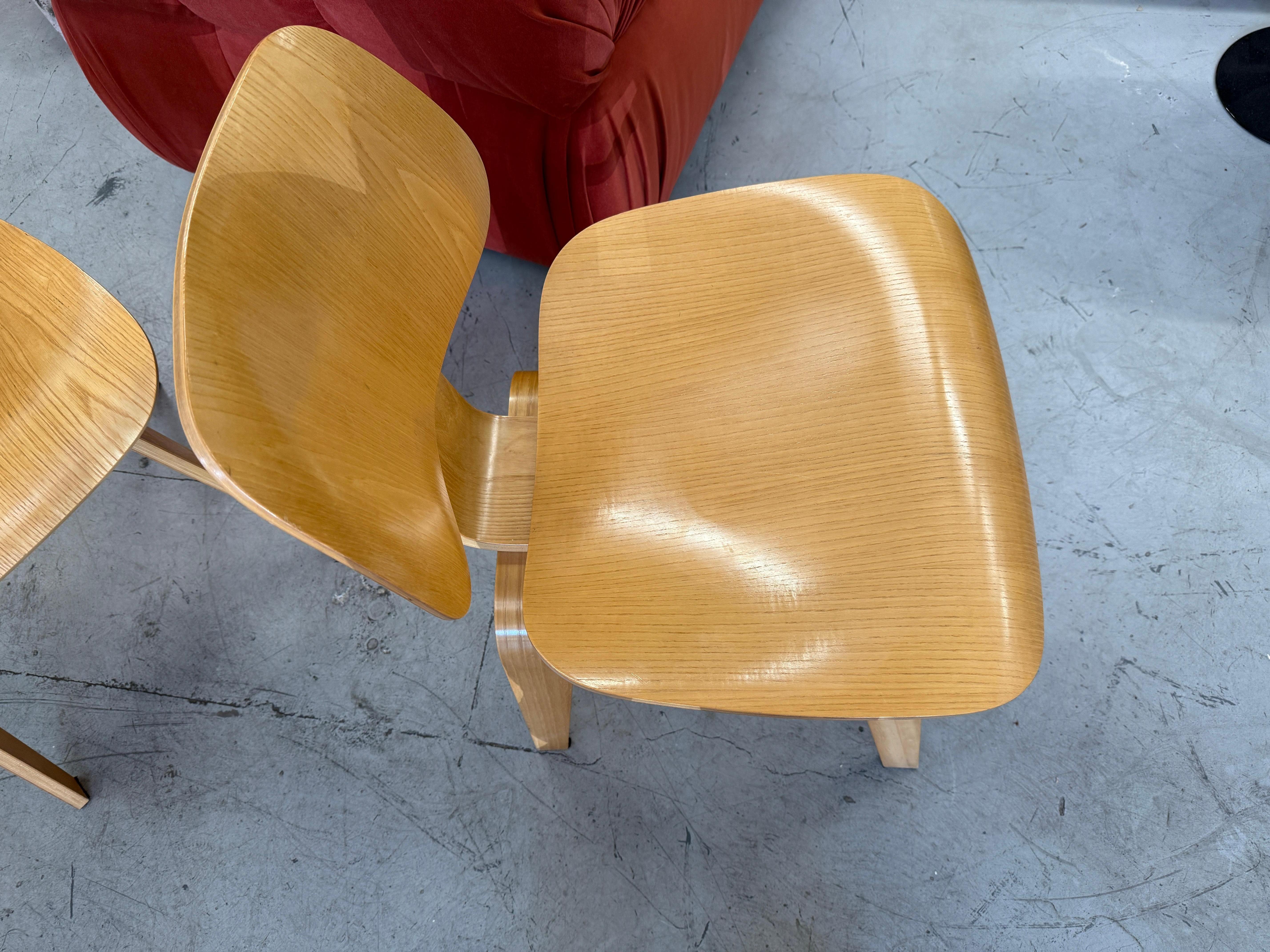 4 Sillas de comedor Eames DCW de Herman Miller Madera de fresno claro en venta 1