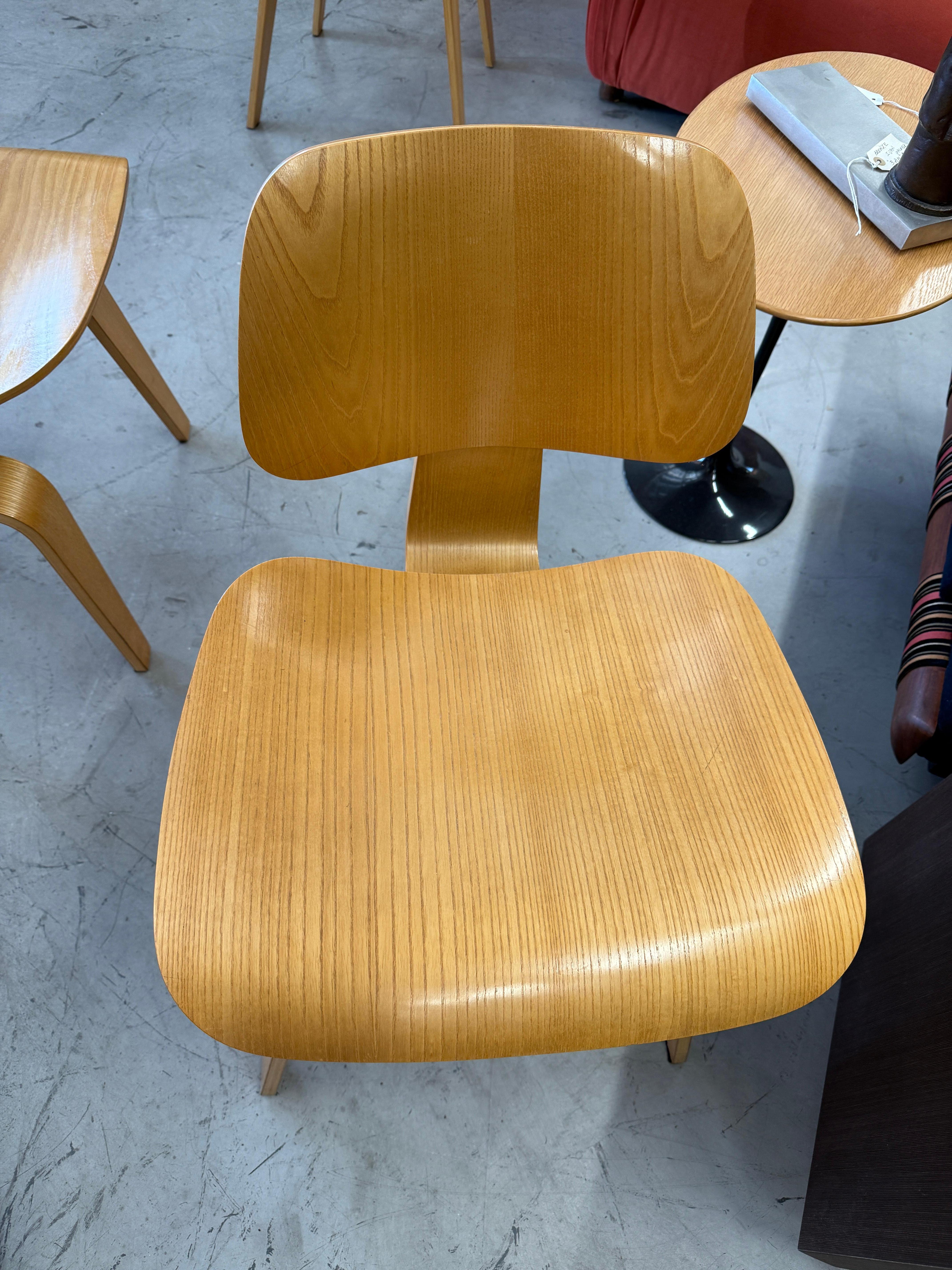 4 Sillas de comedor Eames DCW de Herman Miller Madera de fresno claro en venta 2