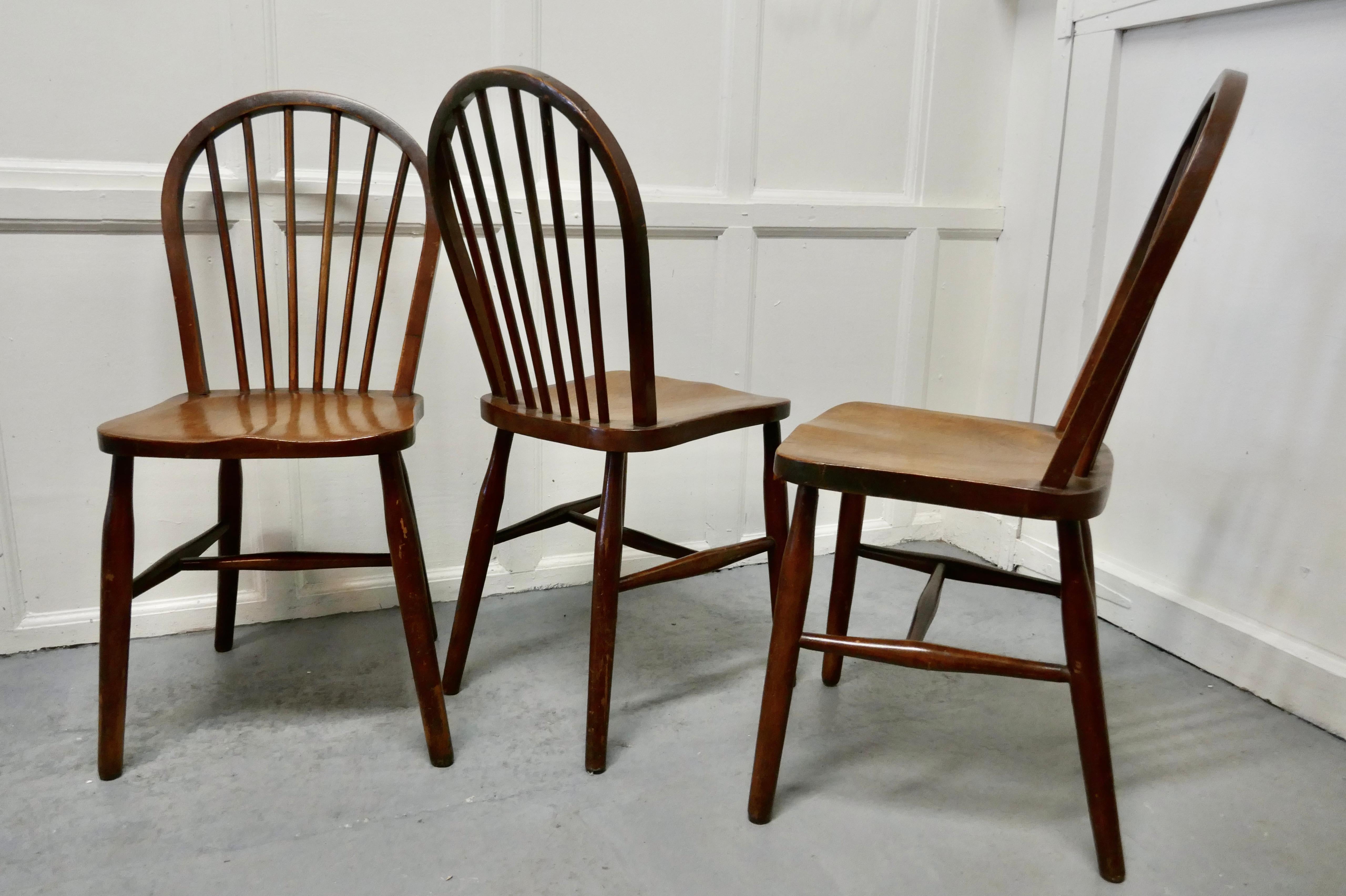 4 High Wycombe Beech & Elm Hoop Back Windsor Chairs In Good Condition In Chillerton, Isle of Wight