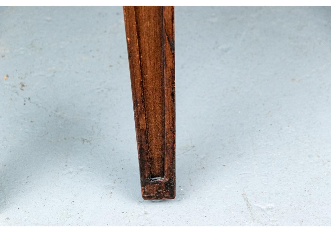 Satz von vier Hollywood-Regency-Esszimmerstühlen im Stil von Dorothy Drapper. Die Stühle haben eine geschnitzte, drapierte Kammschiene, die bis zum Sitz herunterläuft. Die Stühle sind mit einem doppelten Keder in einem leicht strukturierten