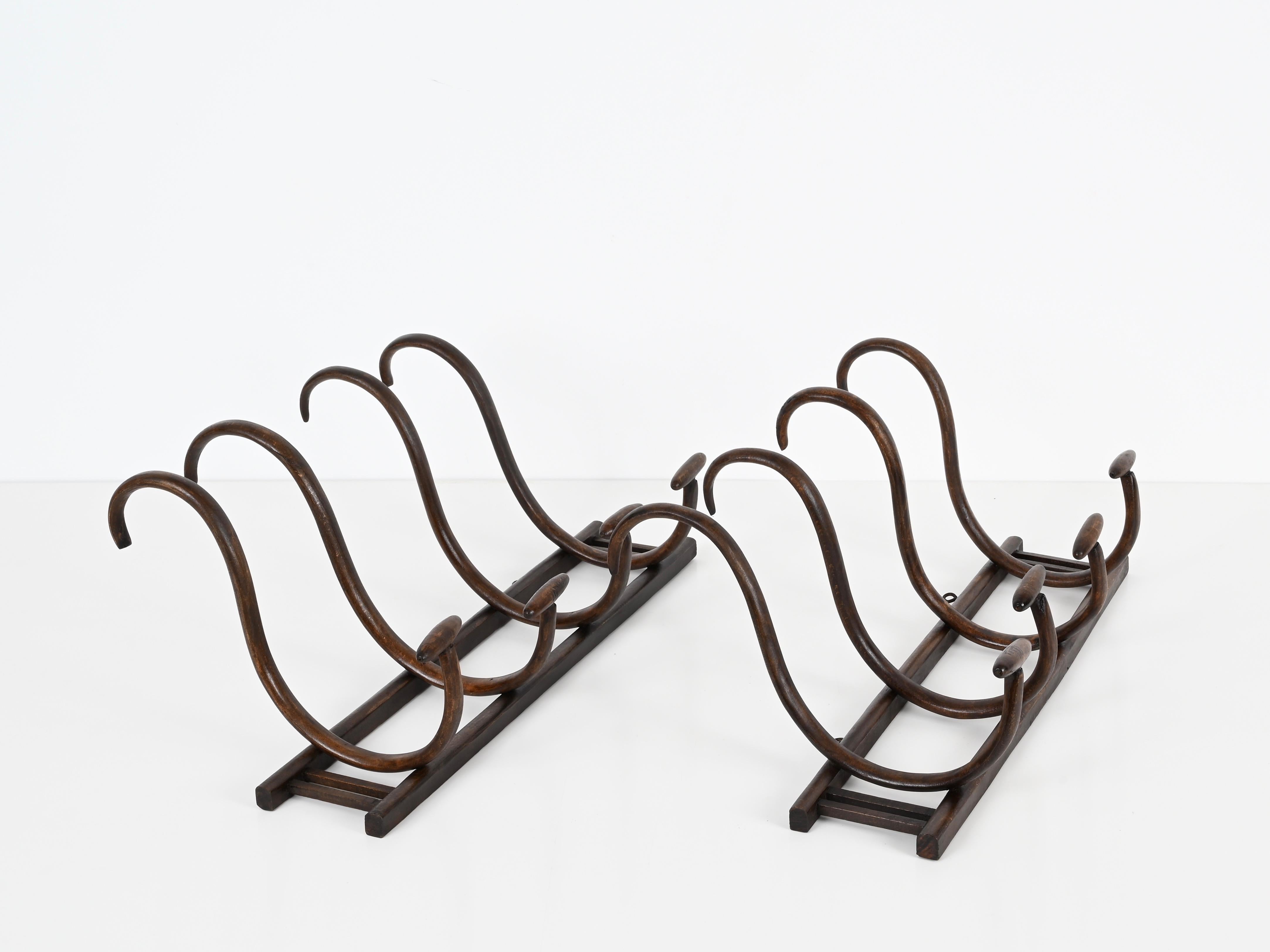 4 Garderobenständer aus Nussbaumholz mit Kapuze von Michael Thonet, Frankreich, Anfang 1900 im Angebot 7