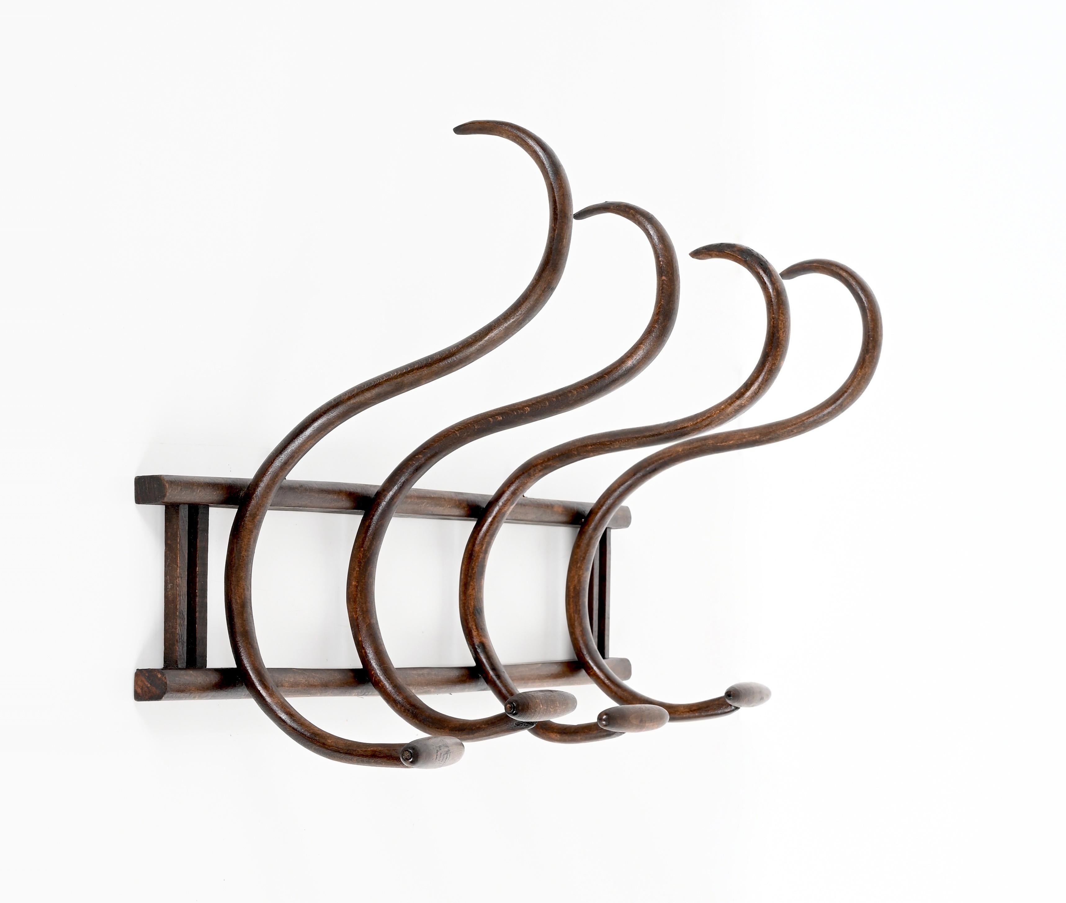 Wunderschöne Garderobenständer im Jugendstil aus gebogenem Nussbaumholz. Zwei Stück verfügbar. Diese charmanten Garderobenständer wurden von Michael Thonet entworfen und in den frühen 1900er Jahren in England hergestellt.

Diese seltenen