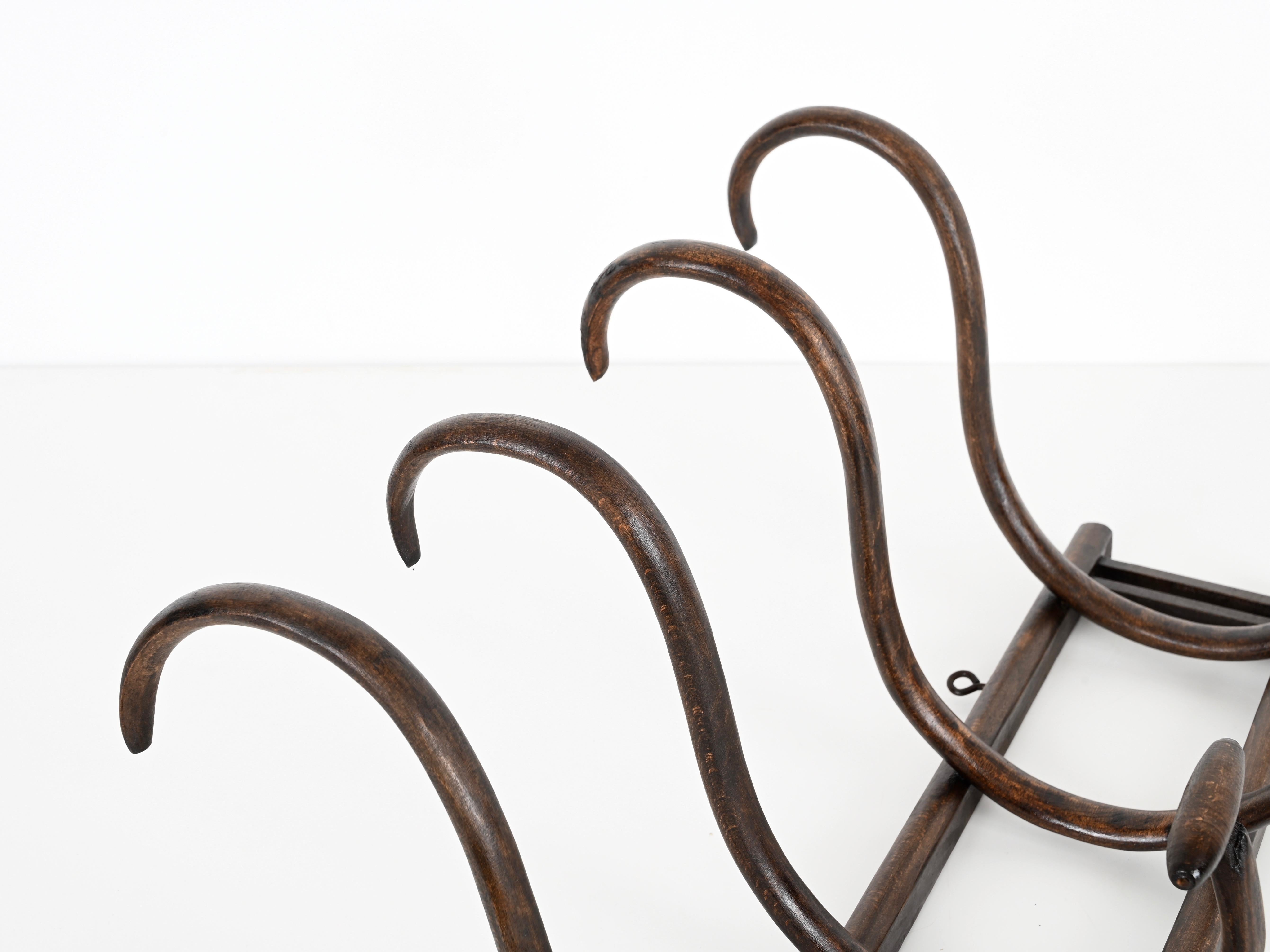 4 Garderobenständer aus Nussbaumholz mit Kapuze von Michael Thonet, Frankreich, Anfang 1900 (Frühes 20. Jahrhundert) im Angebot