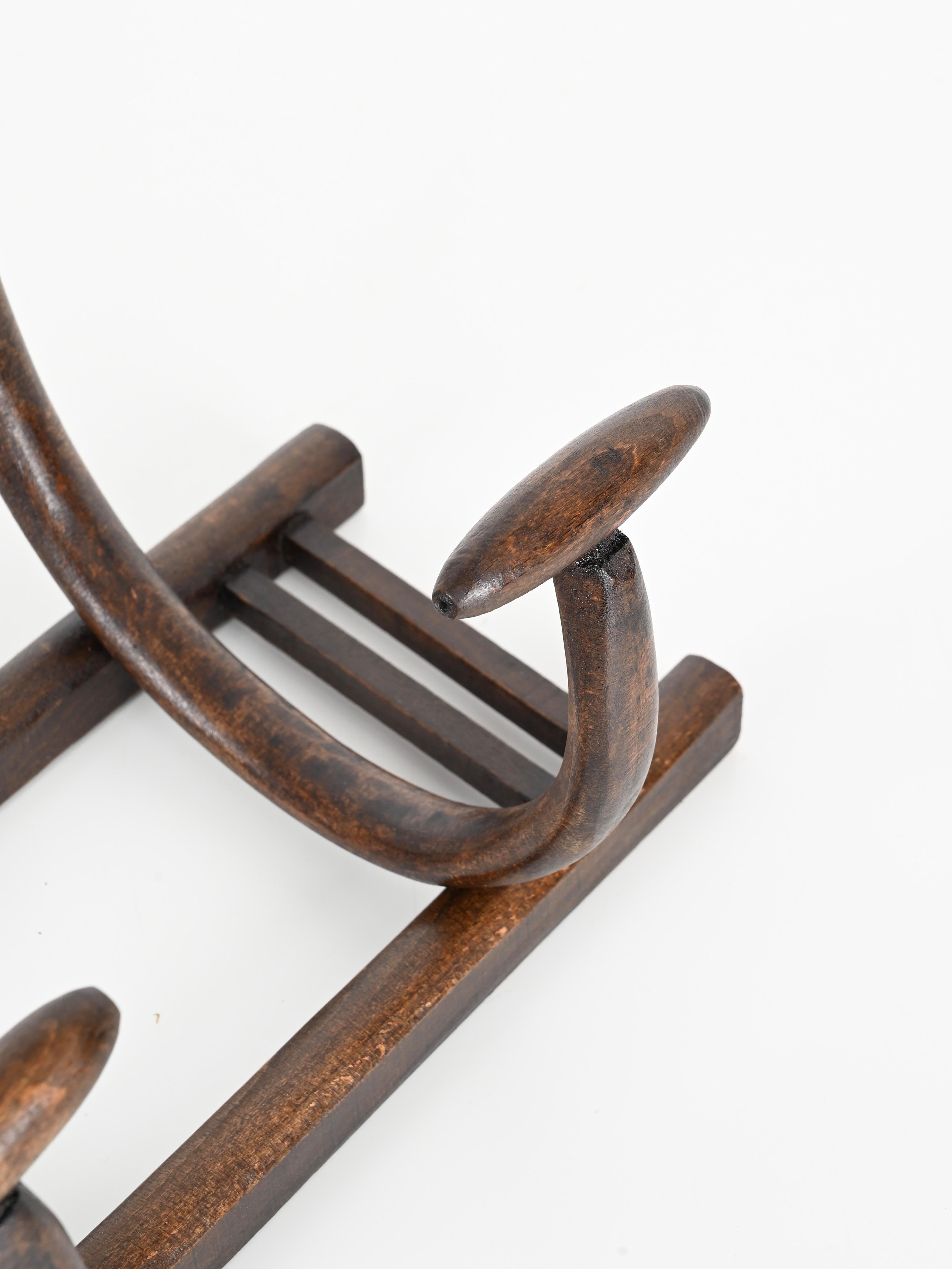 4 Garderobenständer aus Nussbaumholz mit Kapuze von Michael Thonet, Frankreich, Anfang 1900 (Walnuss) im Angebot