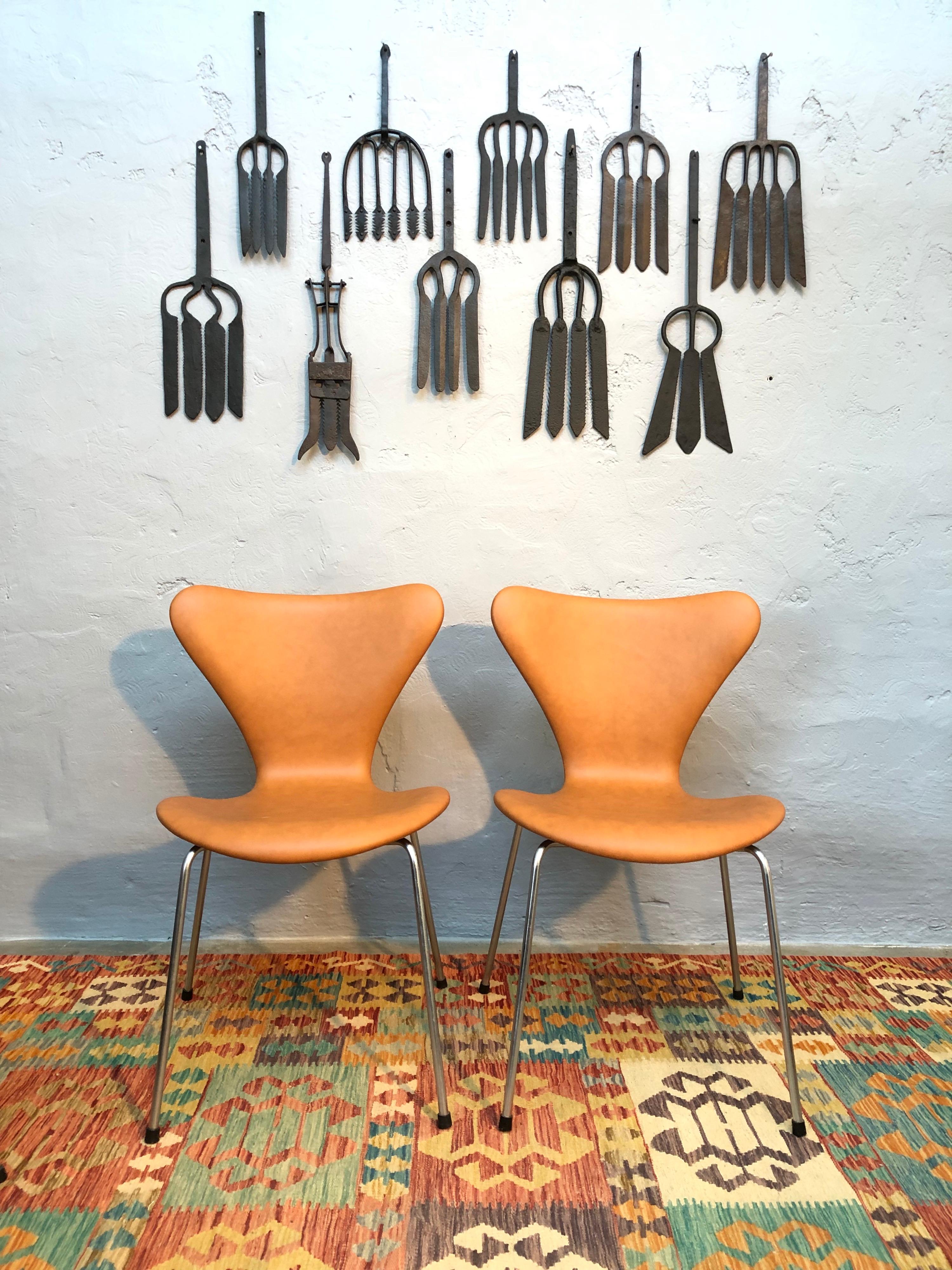 4 chaises vintage emblématiques en cuir Arne Jacobsen pour Fritz Hansen 3107/3207 3