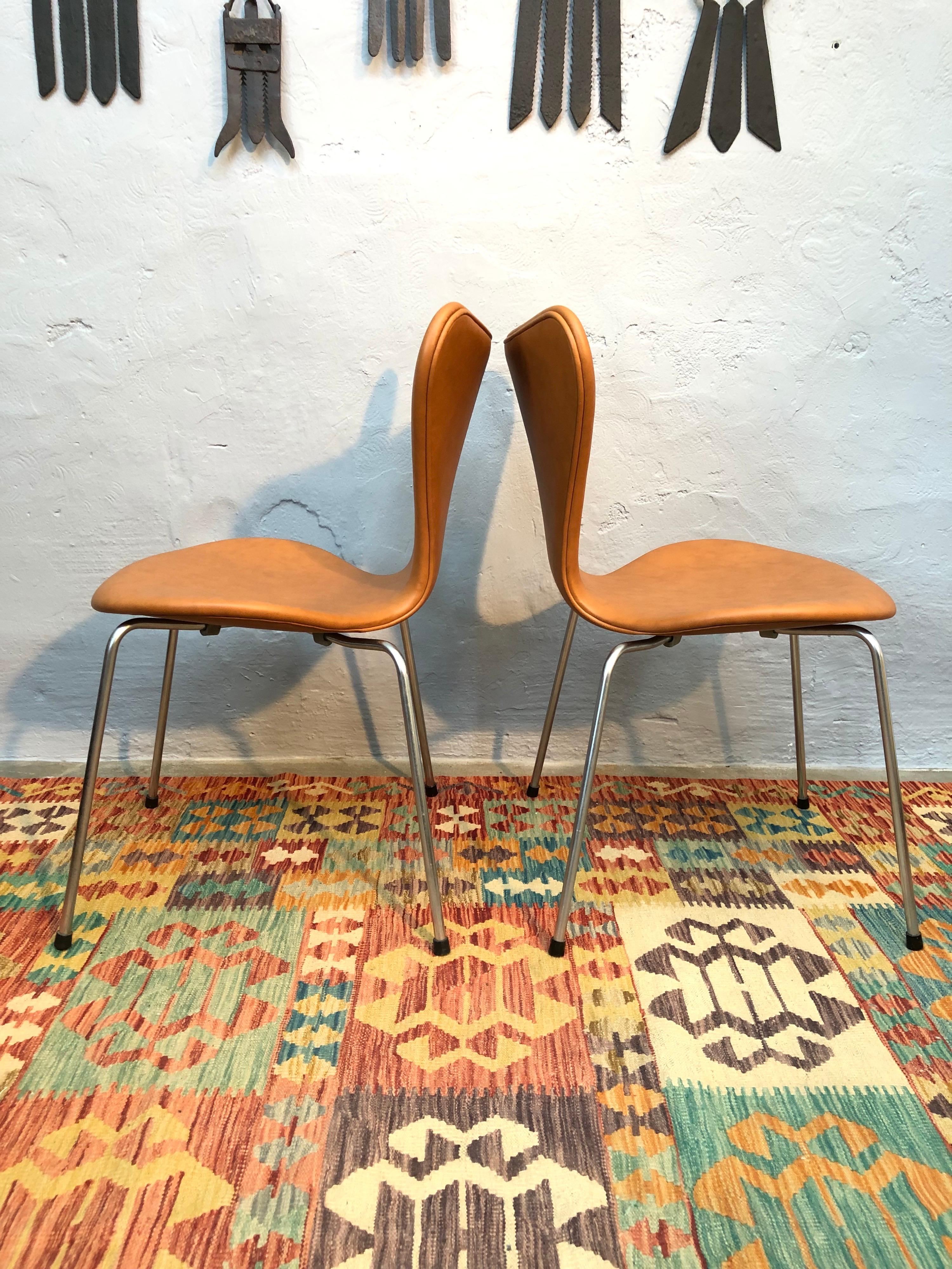 4 chaises vintage emblématiques en cuir Arne Jacobsen pour Fritz Hansen 3107/3207 4