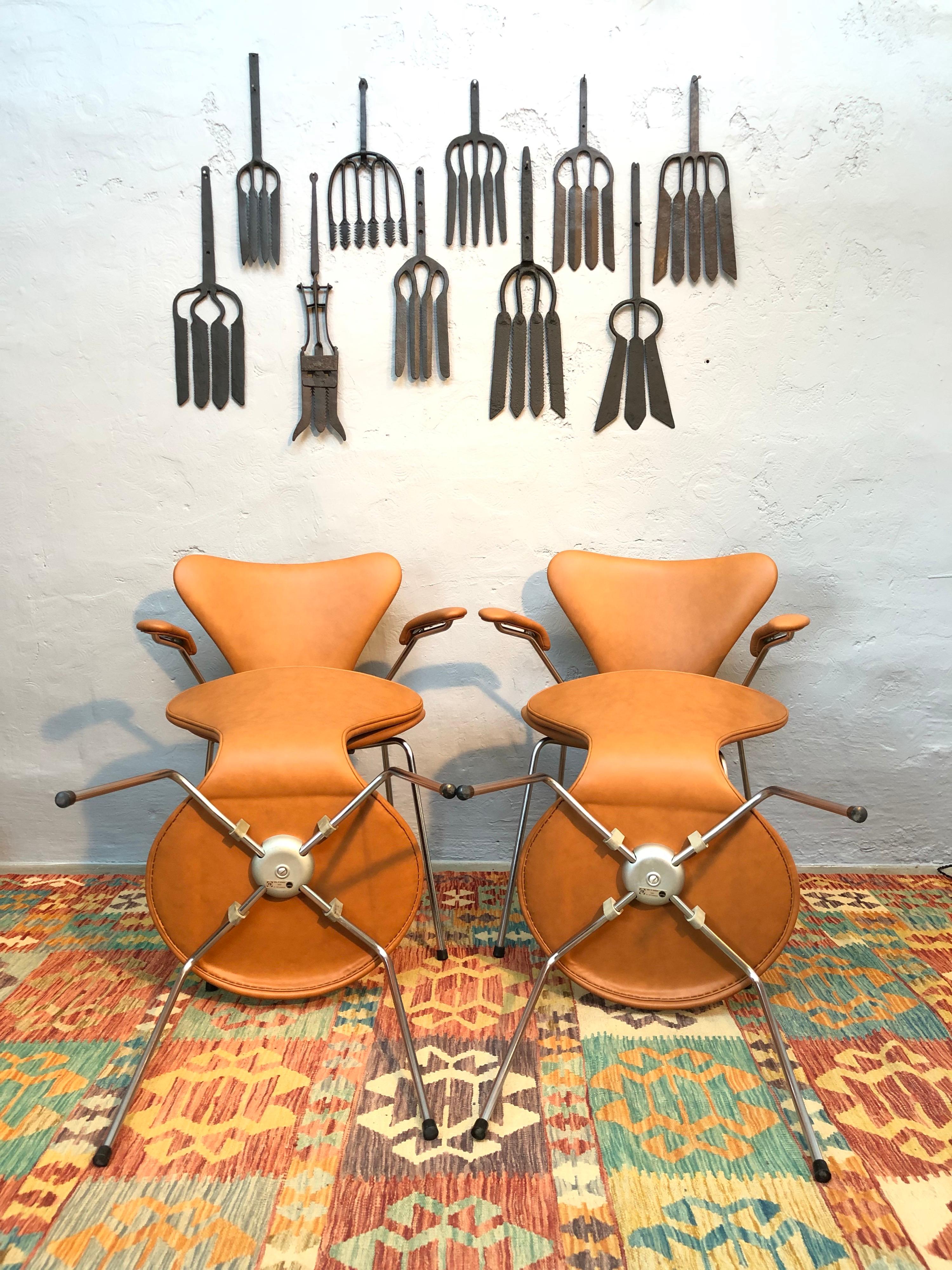 4 chaises vintage emblématiques en cuir Arne Jacobsen pour Fritz Hansen 3107/3207 5
