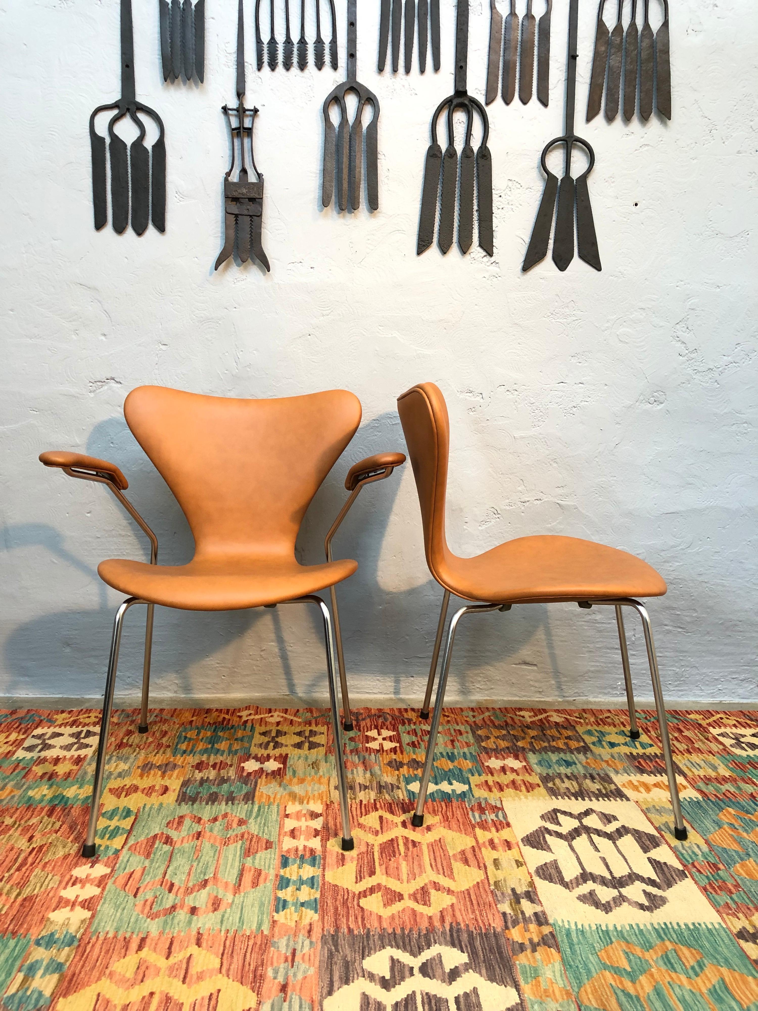 4 chaises vintage emblématiques en cuir Arne Jacobsen pour Fritz Hansen 3107/3207 6
