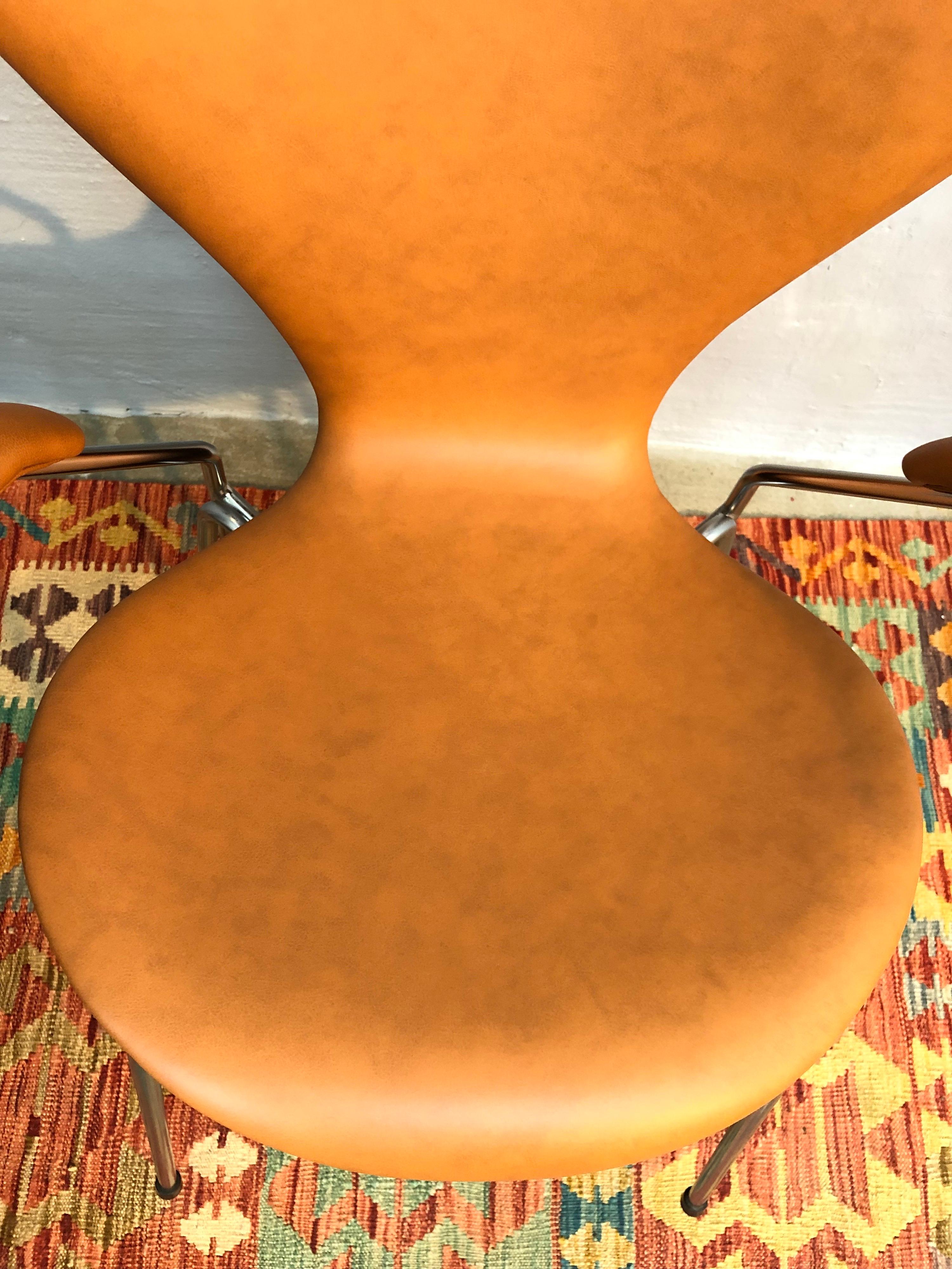 4 chaises vintage emblématiques en cuir Arne Jacobsen pour Fritz Hansen 3107/3207 9