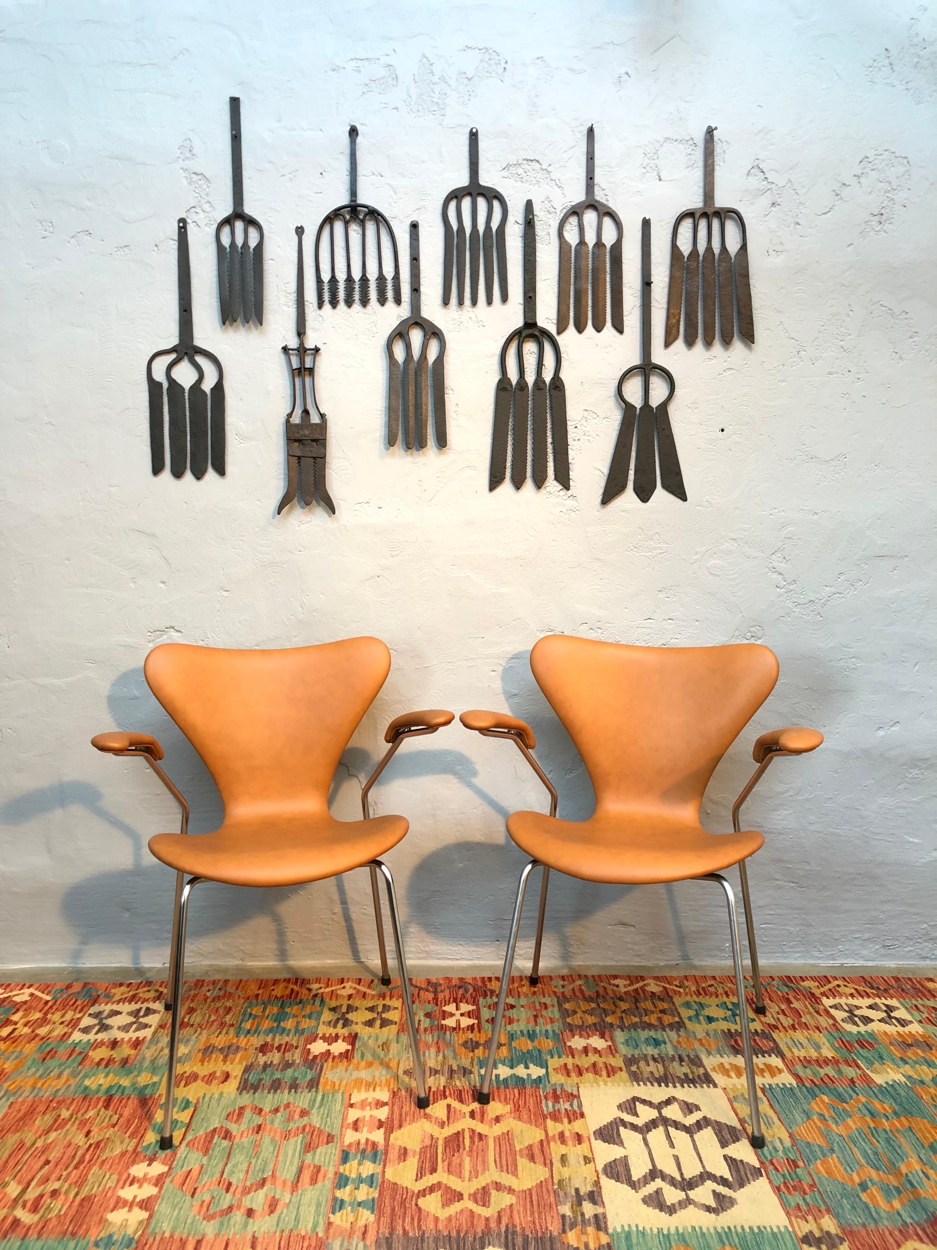 Mid-Century Modern 4 chaises vintage emblématiques en cuir Arne Jacobsen pour Fritz Hansen 3107/3207