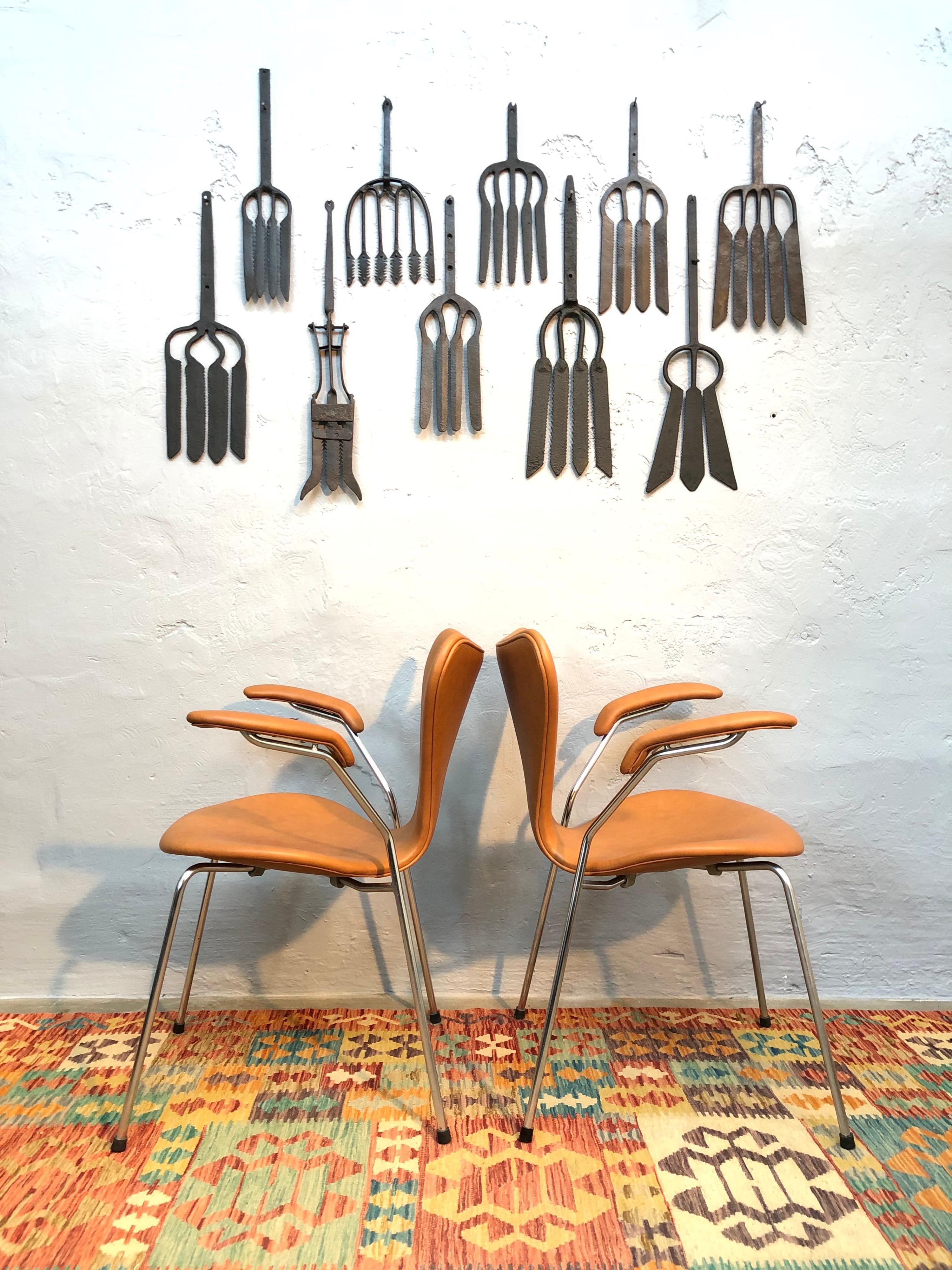 4 chaises vintage emblématiques en cuir Arne Jacobsen pour Fritz Hansen 3107/3207 Bon état à Søborg, DK