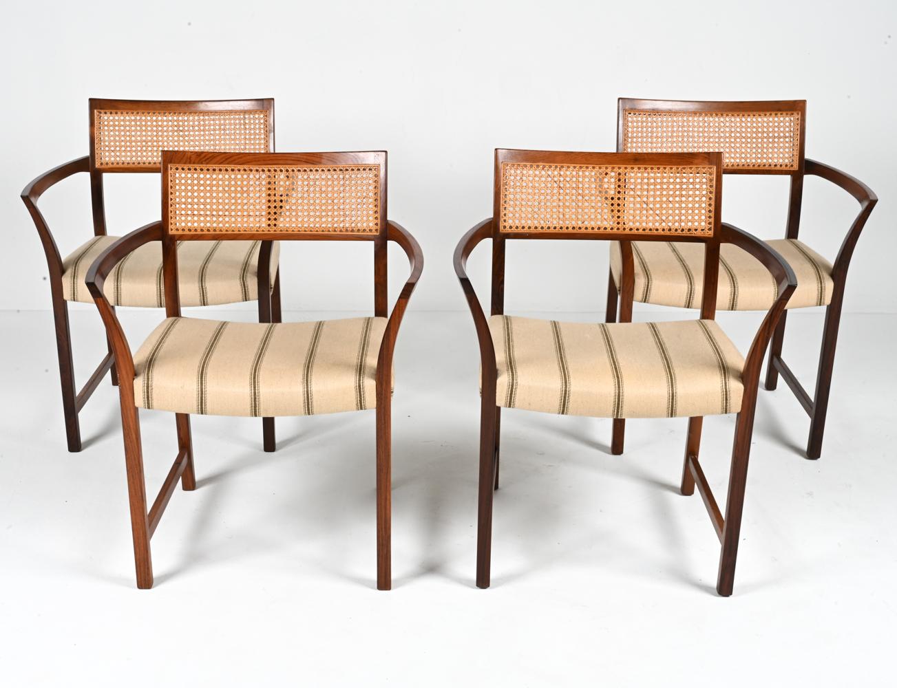 Tauchen Sie ein in die goldene Ära des Designs mit diesem exquisiten Set aus vier dänischen Sesseln von Illum Wikkelsø aus den 1950er Jahren. Diese Stühle strahlen die Raffinesse und Eleganz der modernen Ästhetik der Jahrhundertmitte aus und sind