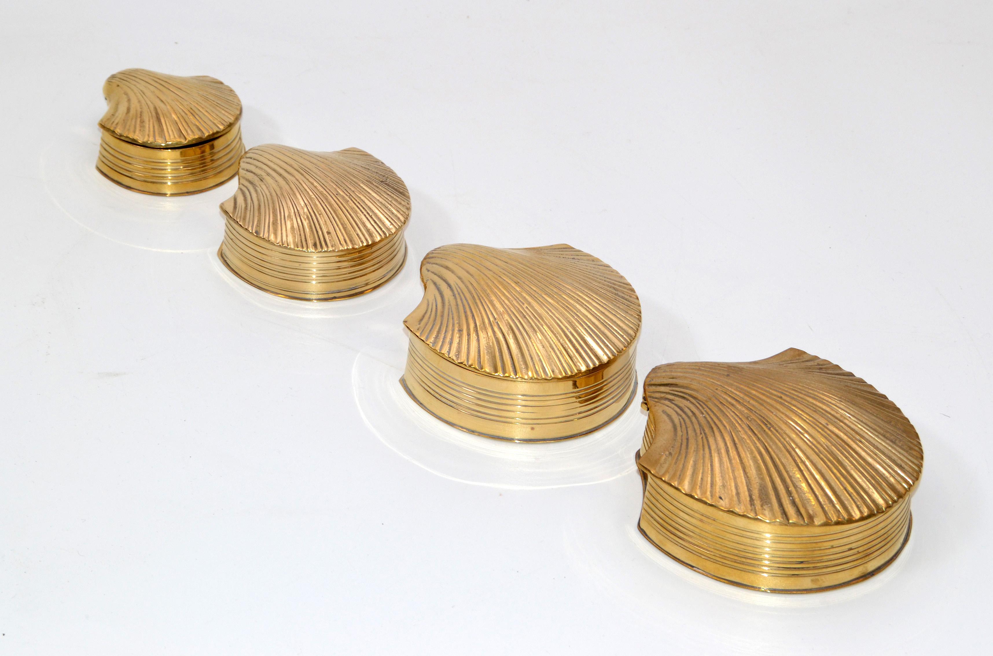 4 in 1 Nesting Vintage Brass Shell Scallop Shaped Trinket Boxes, Keepsakes 1970s In Good Condition In Miami, FL