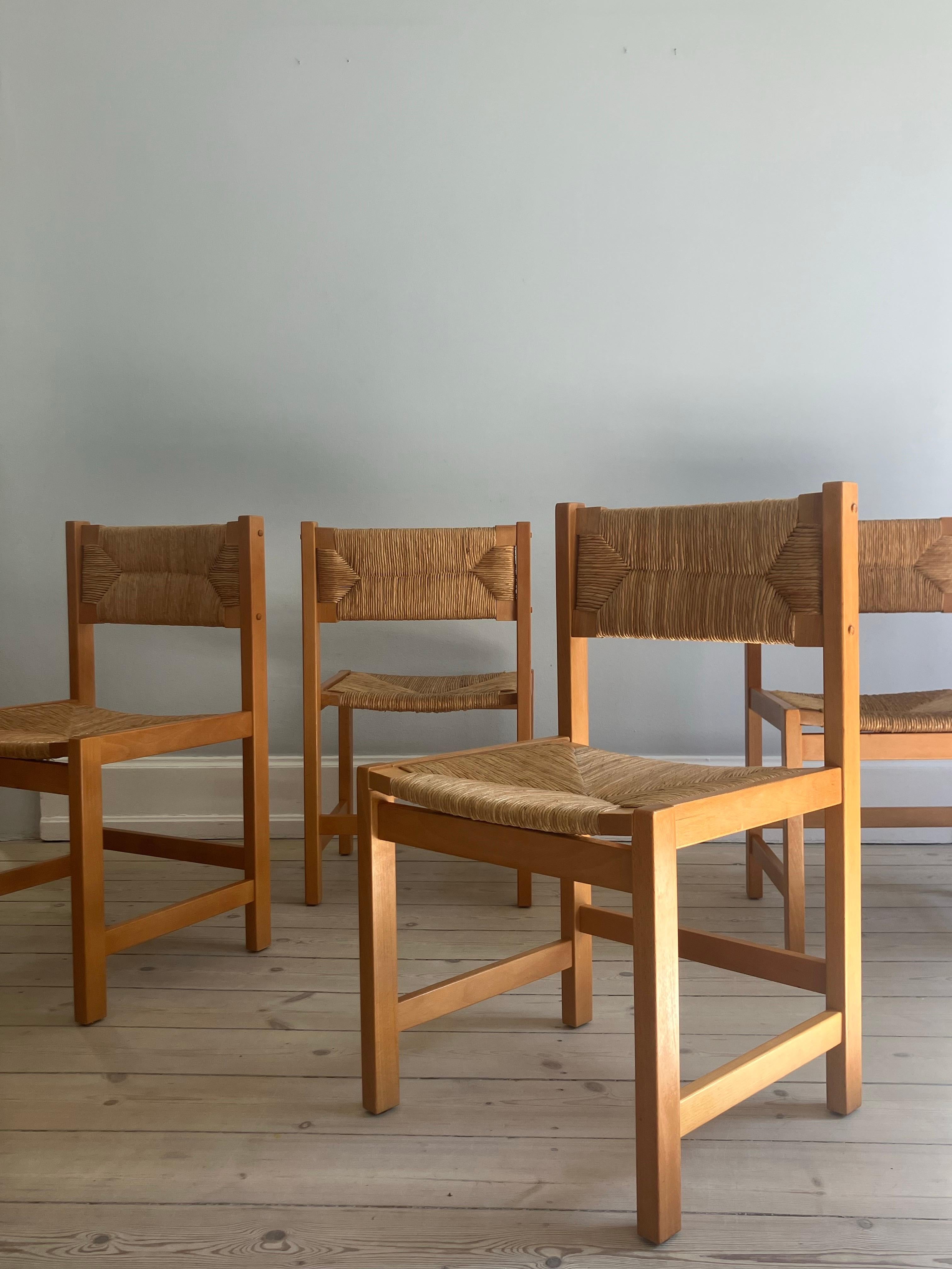 de belles chaises avec une expression unique. La vannerie lui donne une expression douce. 

Les chaises sont en bon état et s'intègreront sans aucun doute dans n'importe quelle maison moderne.