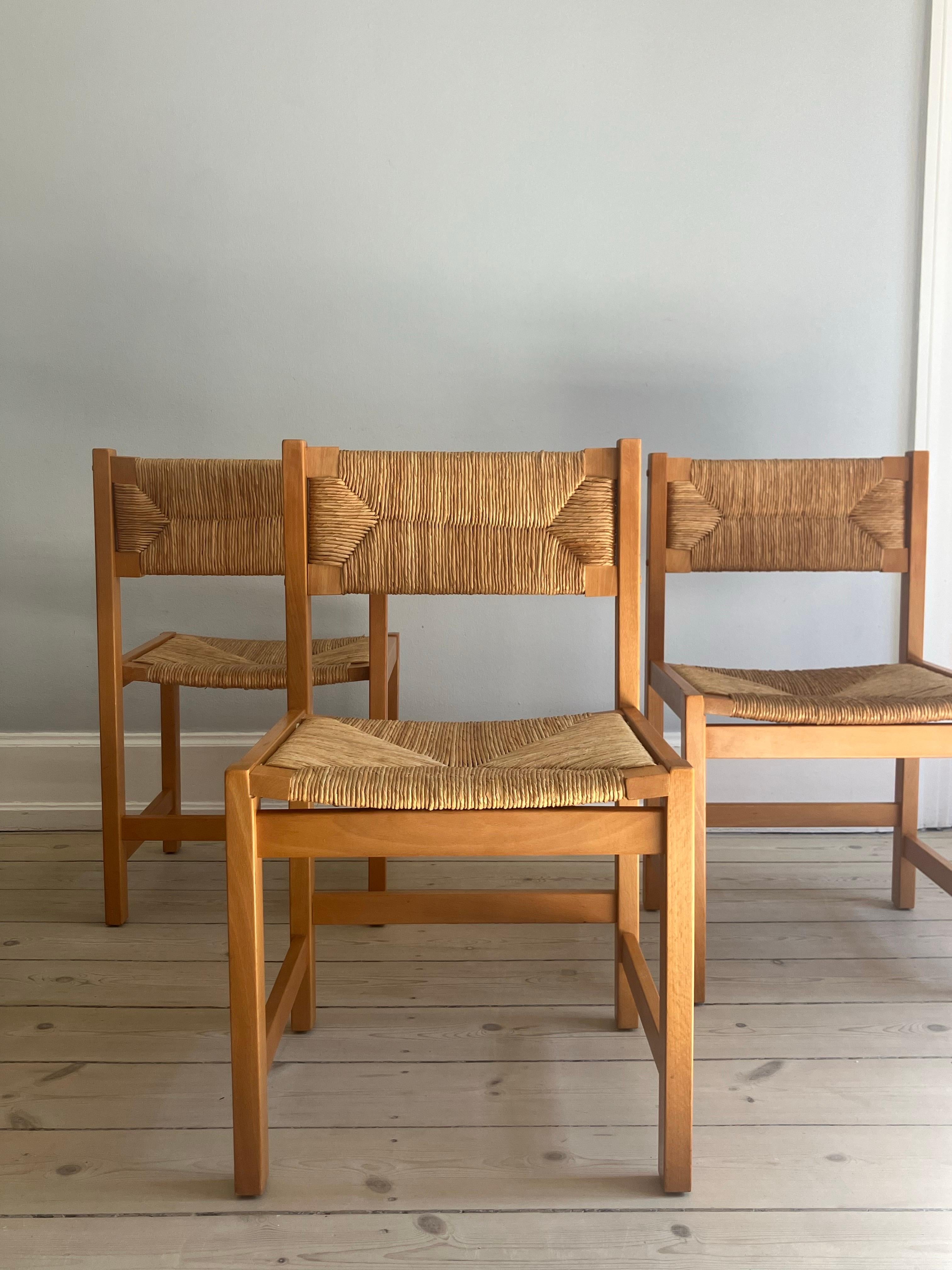 Scandinave moderne 4 chaises de salle à manger italiennes en vente