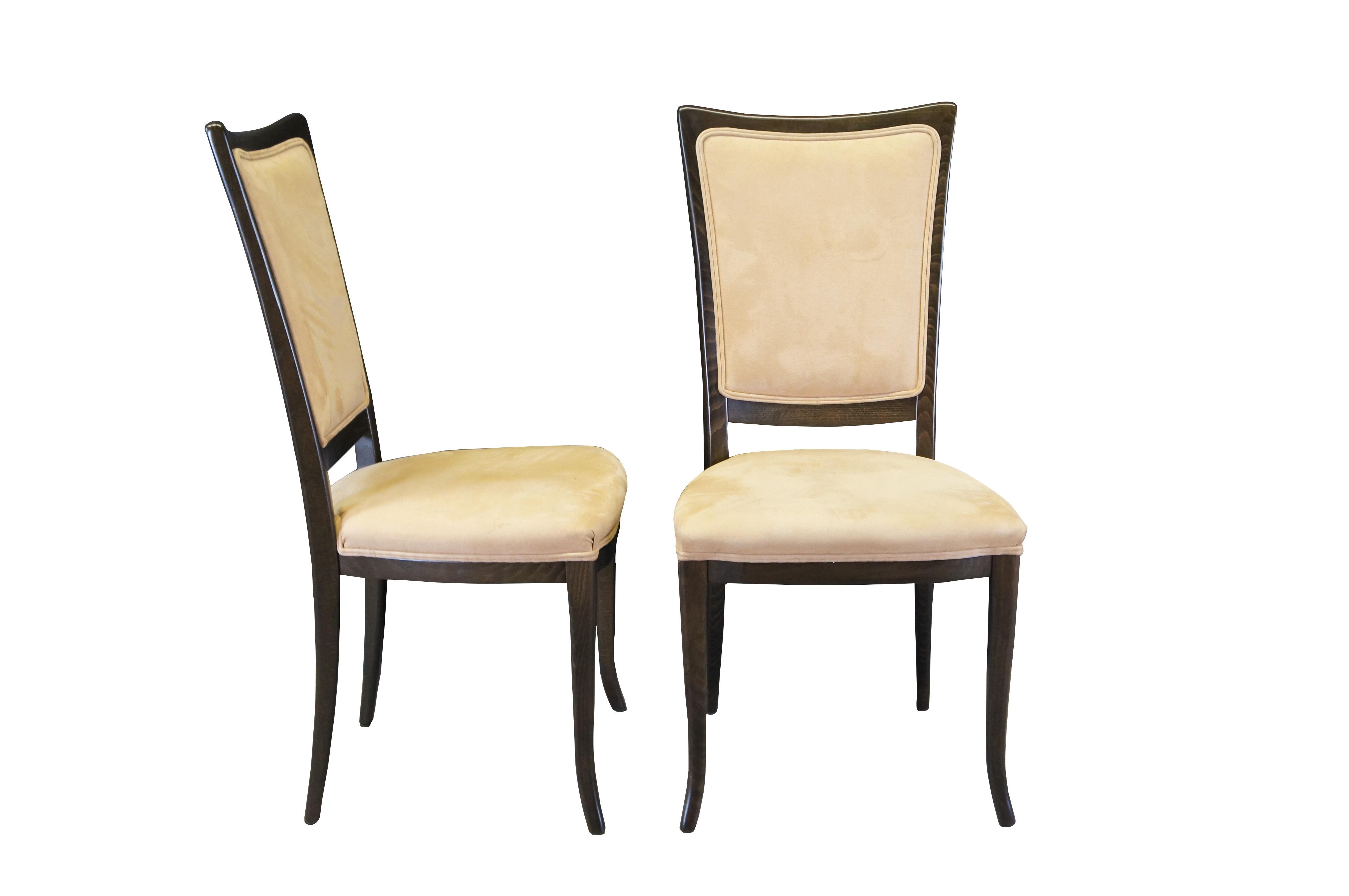 Quatre chaises de salle à manger Parsons italiennes modernes et vintage, avec structure en chêne foncé et revêtement en daim.  Fabriquées en Italie.  Attribué à Arhaus.

Dimensions :
20