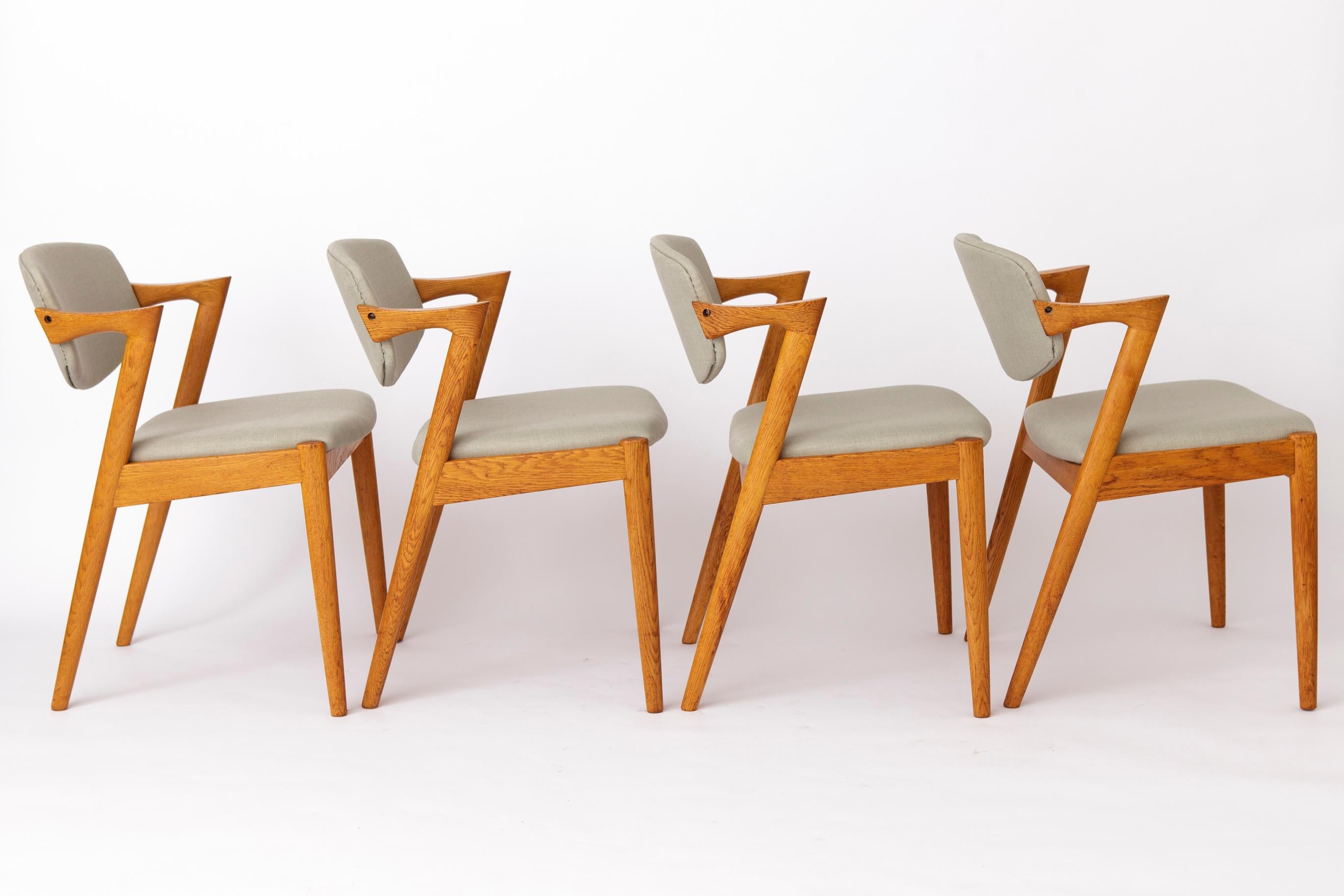 Bei diesen Vintage-Stühlen, die der dänische Designer Kai Kristiansen für Schou Andersen entworfen hat, handelt es sich um das Modell 42 aus den 1960er Jahren in einer Eichenausführung. 

Der angezeigte Preis gilt für 4 Stühle. 

Dieser elegante und