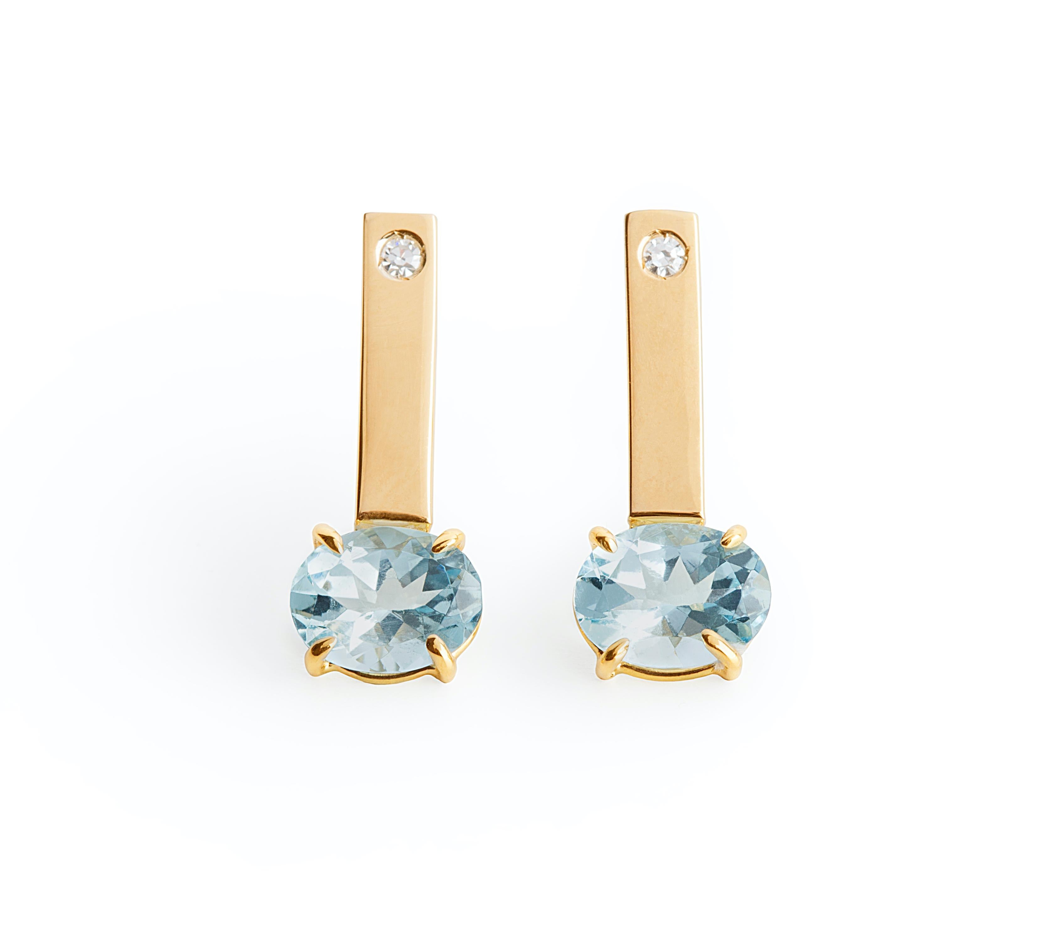 4 Karats Aquamarine 0.03 Karats White Diamonds 18 Karats Gold Stud Earrings For Sale 1