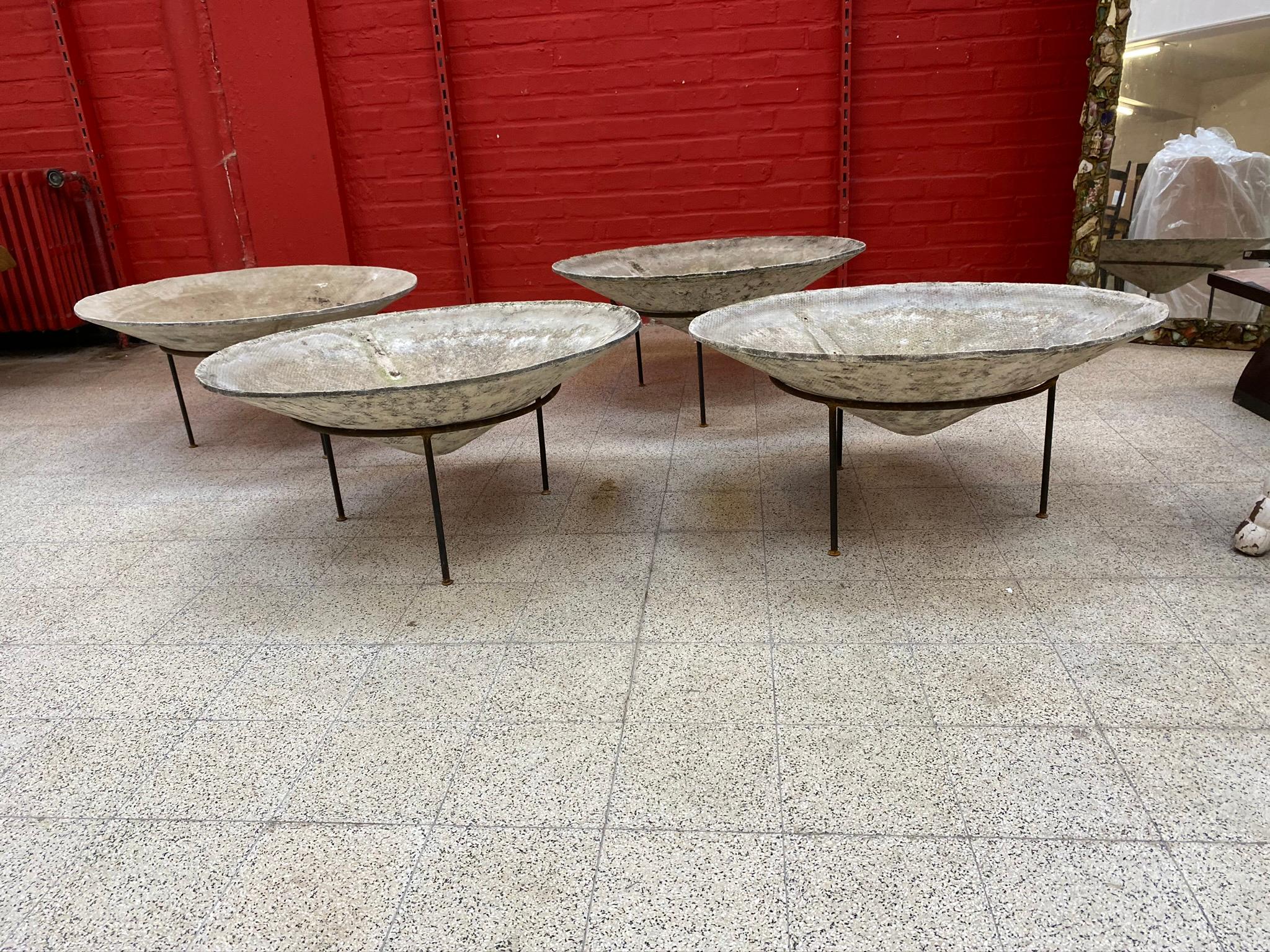 4 Large Eternit Saucer Planters Designed by Willy Guhl with Wrought Iron Base In Good Condition For Sale In Saint-Ouen, FR