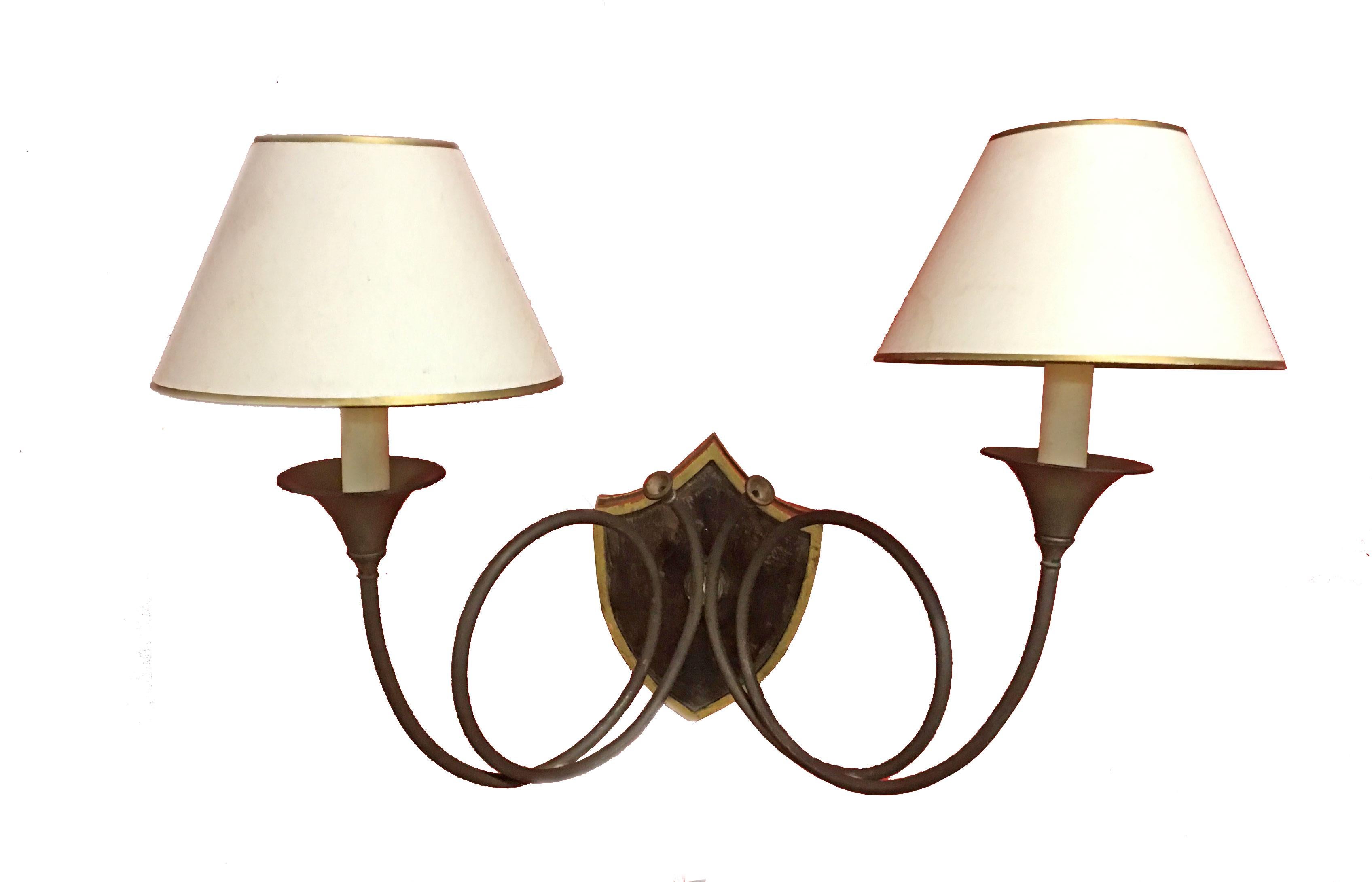 4 large neoclassic Art Deco sconces with hunting horn decor, in bronze and mahogany circa 1940
All lampshades are in good condition.