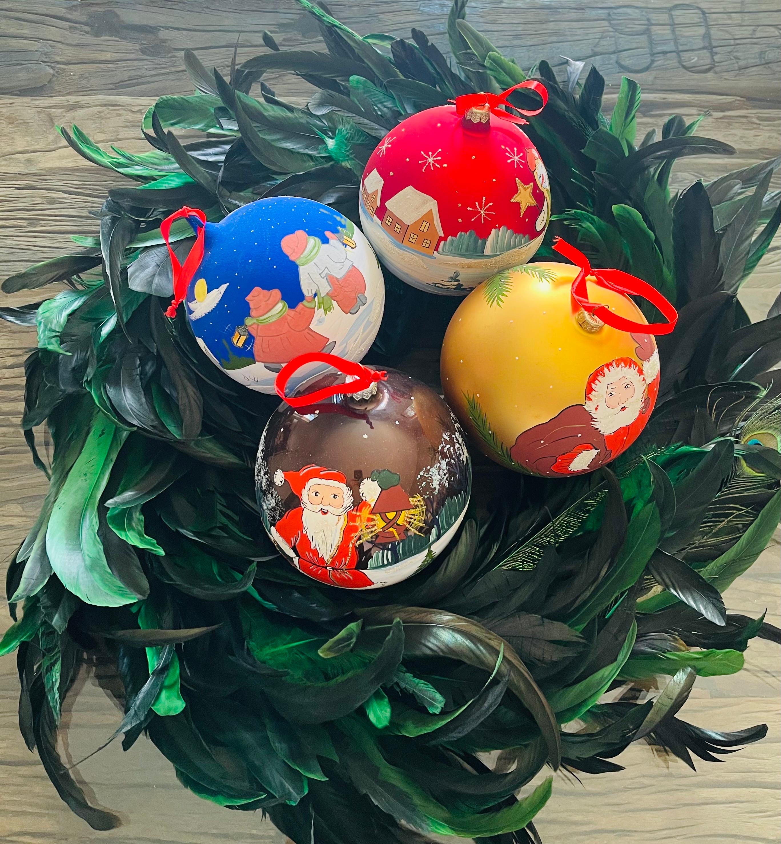 4 Grandes Bolas de Navidad Jumbo de Cristal Europeas Vintage Pintadas a Mano en Bueno estado para la venta en Boca Raton, FL