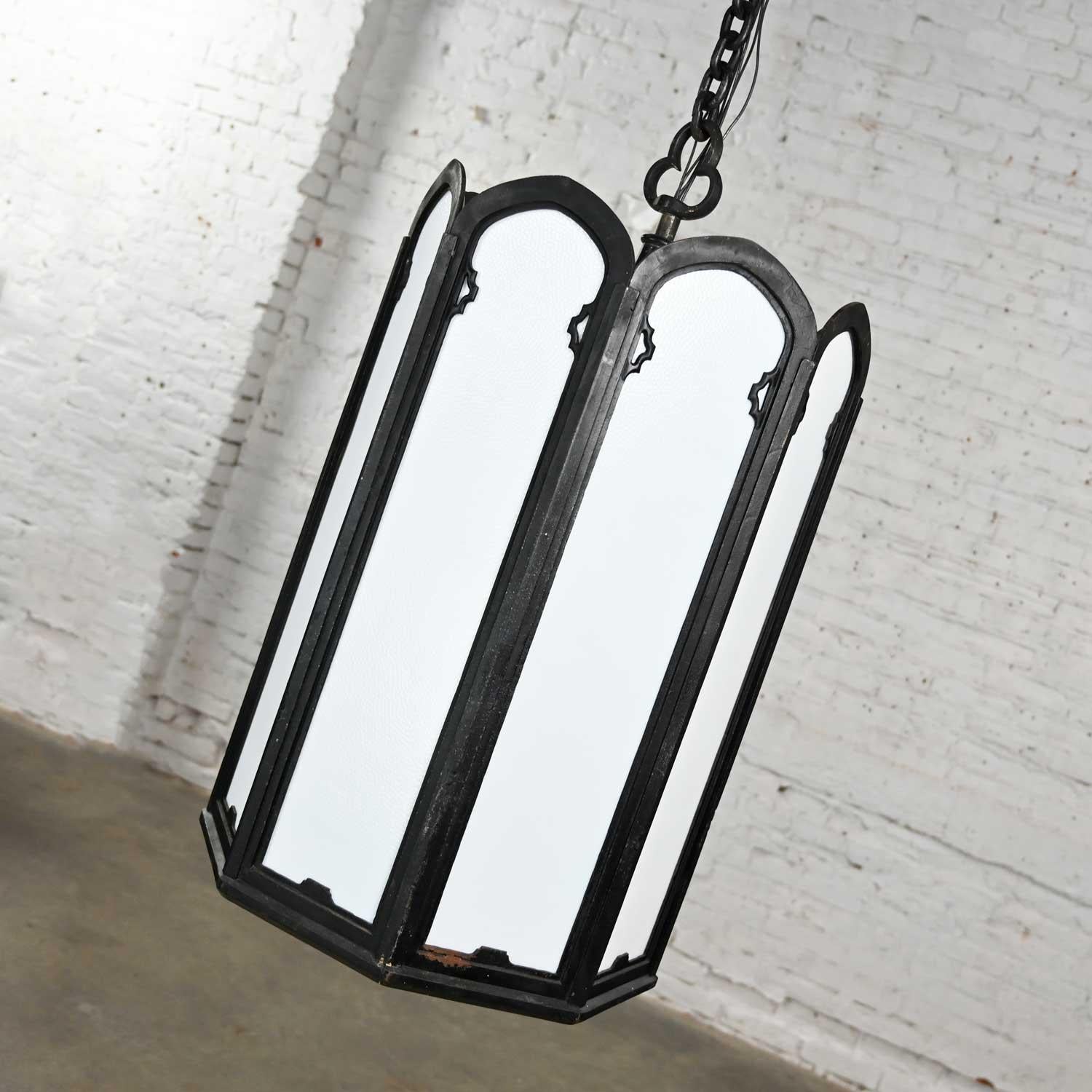 Große Vintage Gothic oder Art Deco Black Wrought Iron & White Milk Glass Lights (Gotisch) im Angebot