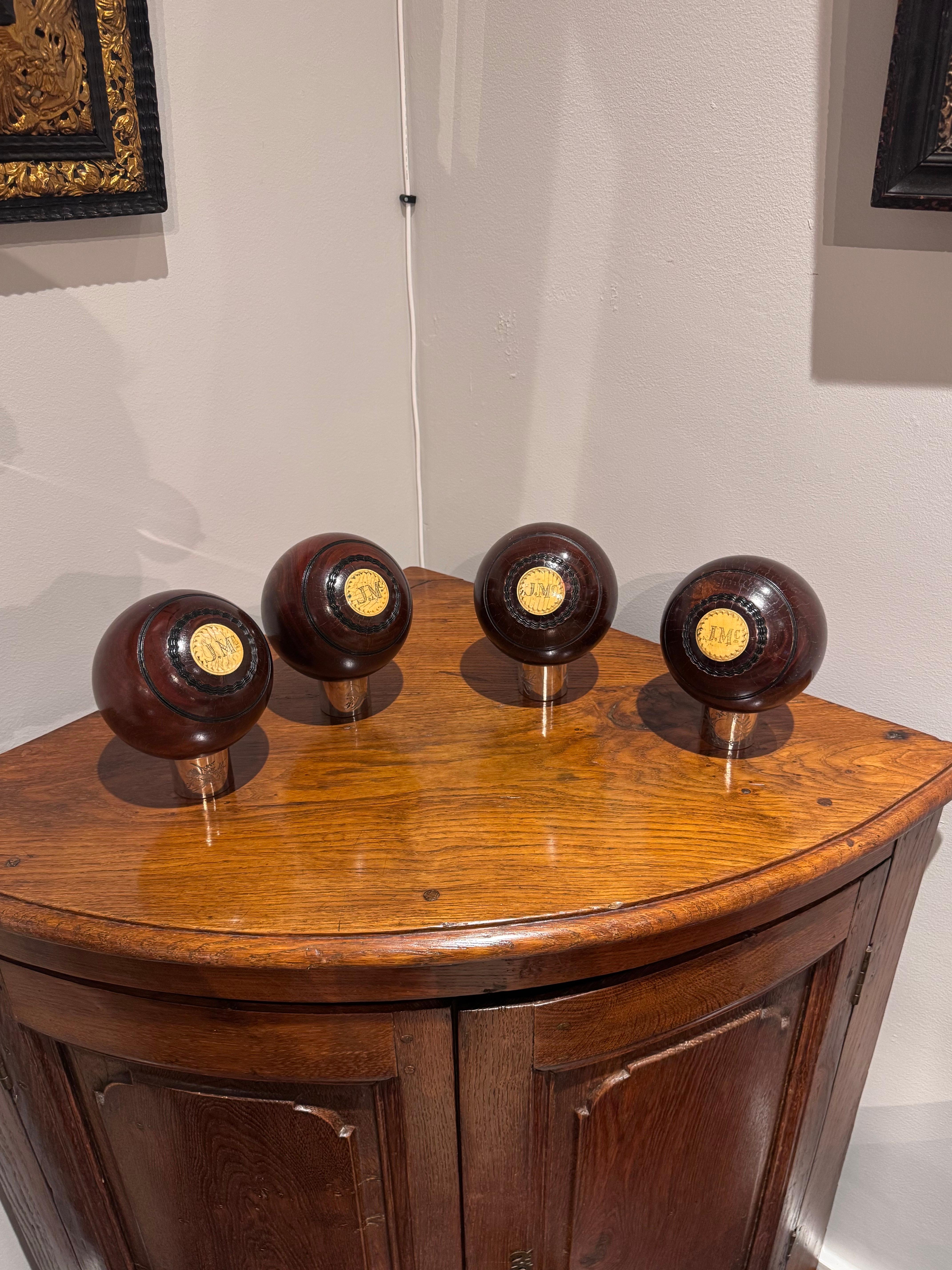 4 Lawn Ball, 19e siècle, chiffres et Monogramme incrustés en Lignum VITA 

Nicley Patinated with some minor crazing, Numbered & Monogrammed

 