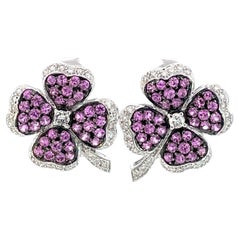 Boucles d'oreilles trèfle à 4 feuilles en or blanc 18 carats avec saphirs roses et diamants