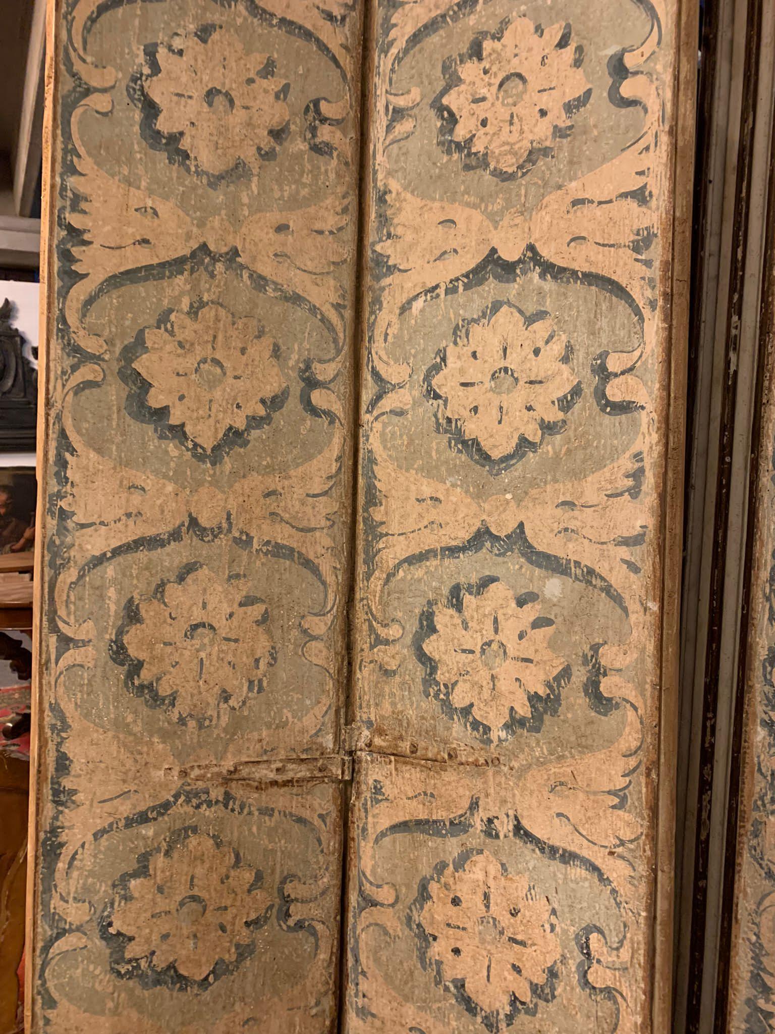 Ancient, incredible, unique and very rare, 4-leaf interior door in poplar wood, richly hand-painted with upholstery motif of the time, originating from a villa in Venice (Italy), original from the 18th century, with irons and hinges original, smooth
