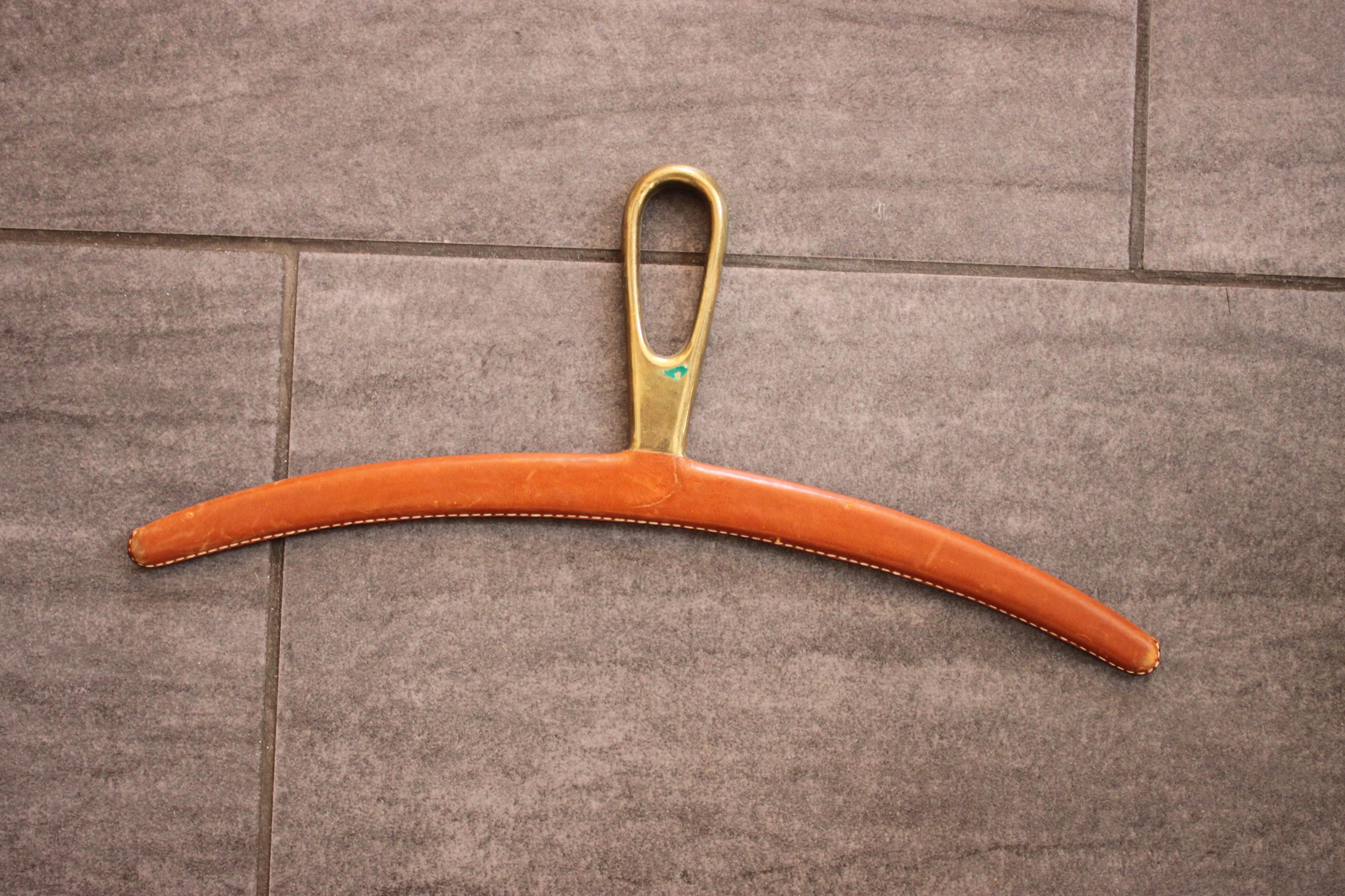 4 Leather-Coated Brass Coat Hangers by Carl Auböck For Sale 3