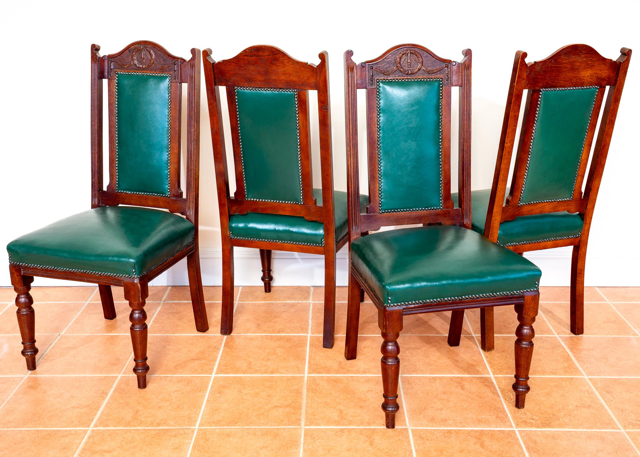 Un ensemble très impressionnant et rare de quatre chaises de salle à manger de style Regency en cuir vert de course et en chêne rouge, dans un très bel état d'origine. Probablement fabriquées au début ou au milieu du XXe siècle, ces splendides
