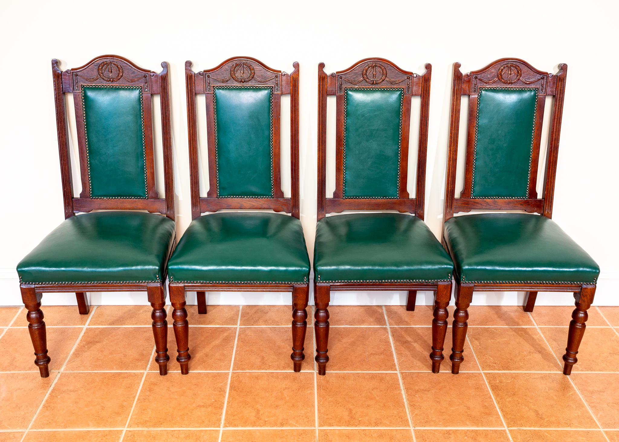Sculpté 4 Chaises de salle à manger en cuir Oak Country House Regency Style Racing Green Baronial en vente