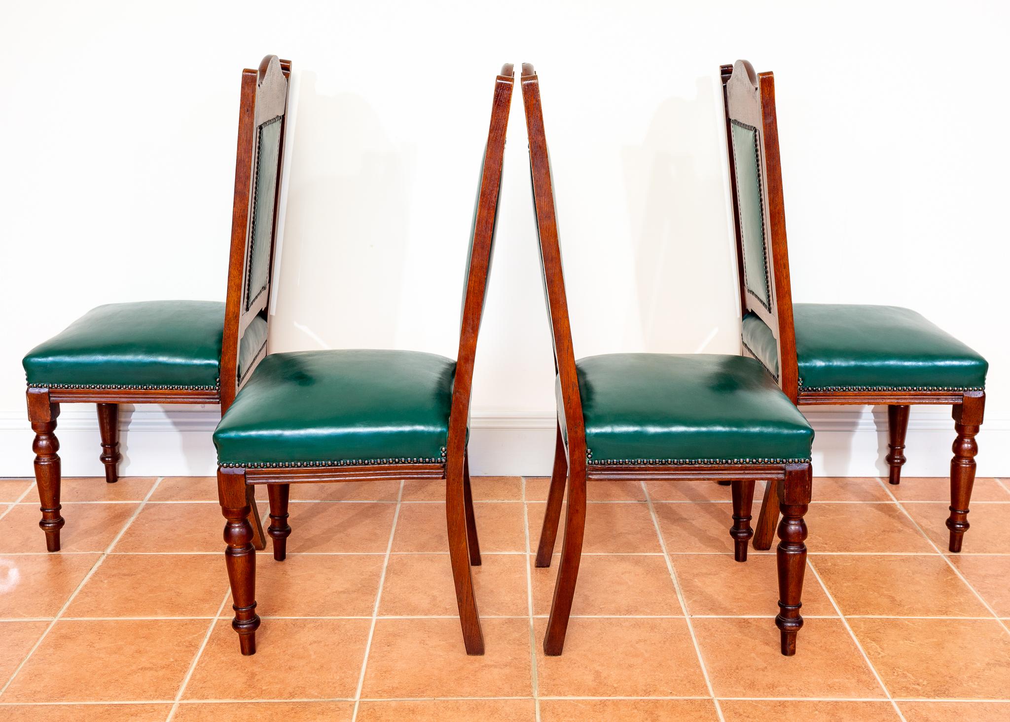 Laiton 4 Chaises de salle à manger en cuir Oak Country House Regency Style Racing Green Baronial en vente