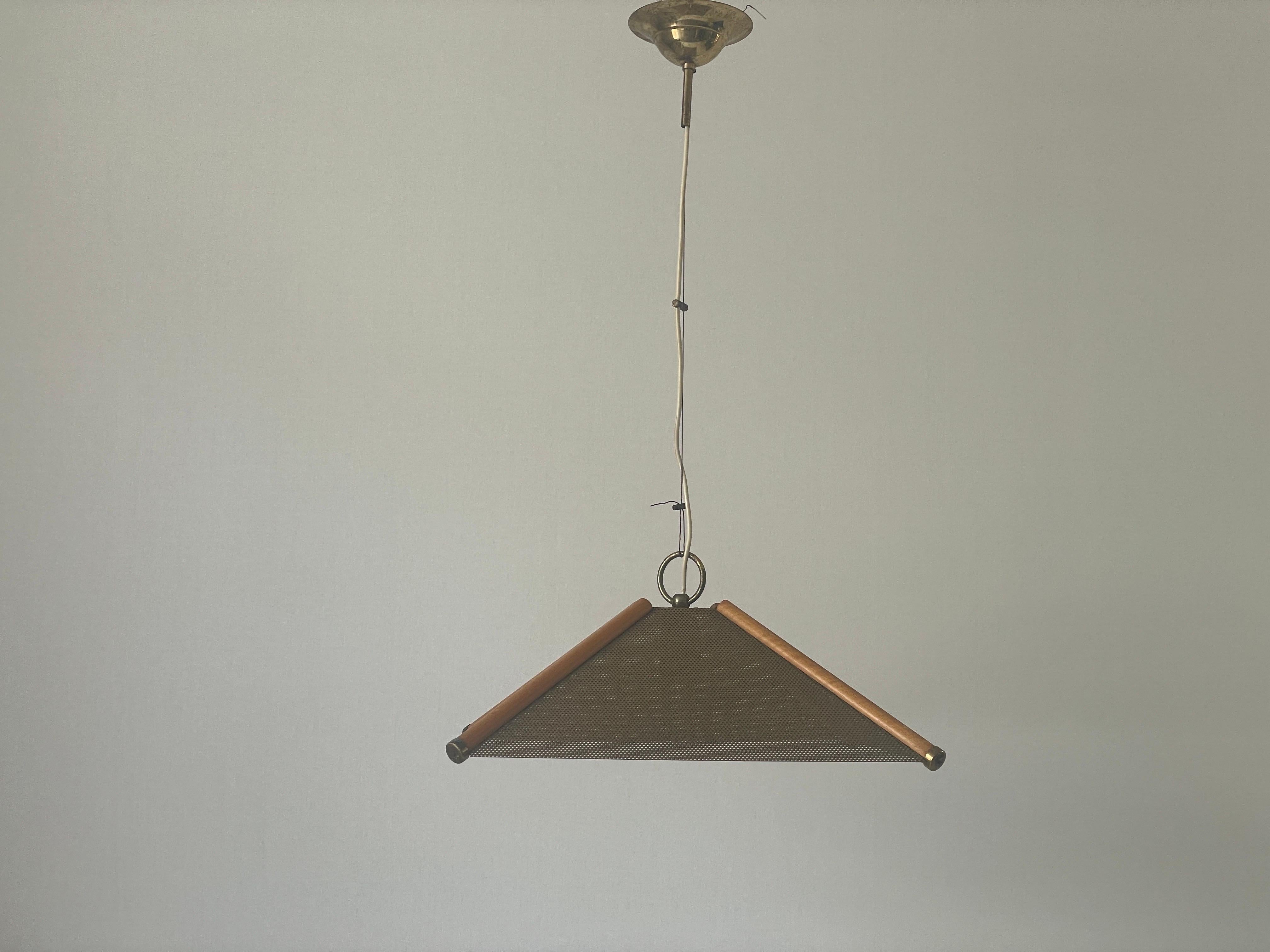 Lampada a sospensione a 4 foglie con linee in Wood e corpo in metallo, anni '60, Italia
Dettagli e ferramenta in ottone.

Il paralume è in ottime condizioni vintage.

Questa lampada funziona con lampadine E27. 
Cablato e adatto all'uso con 220V e