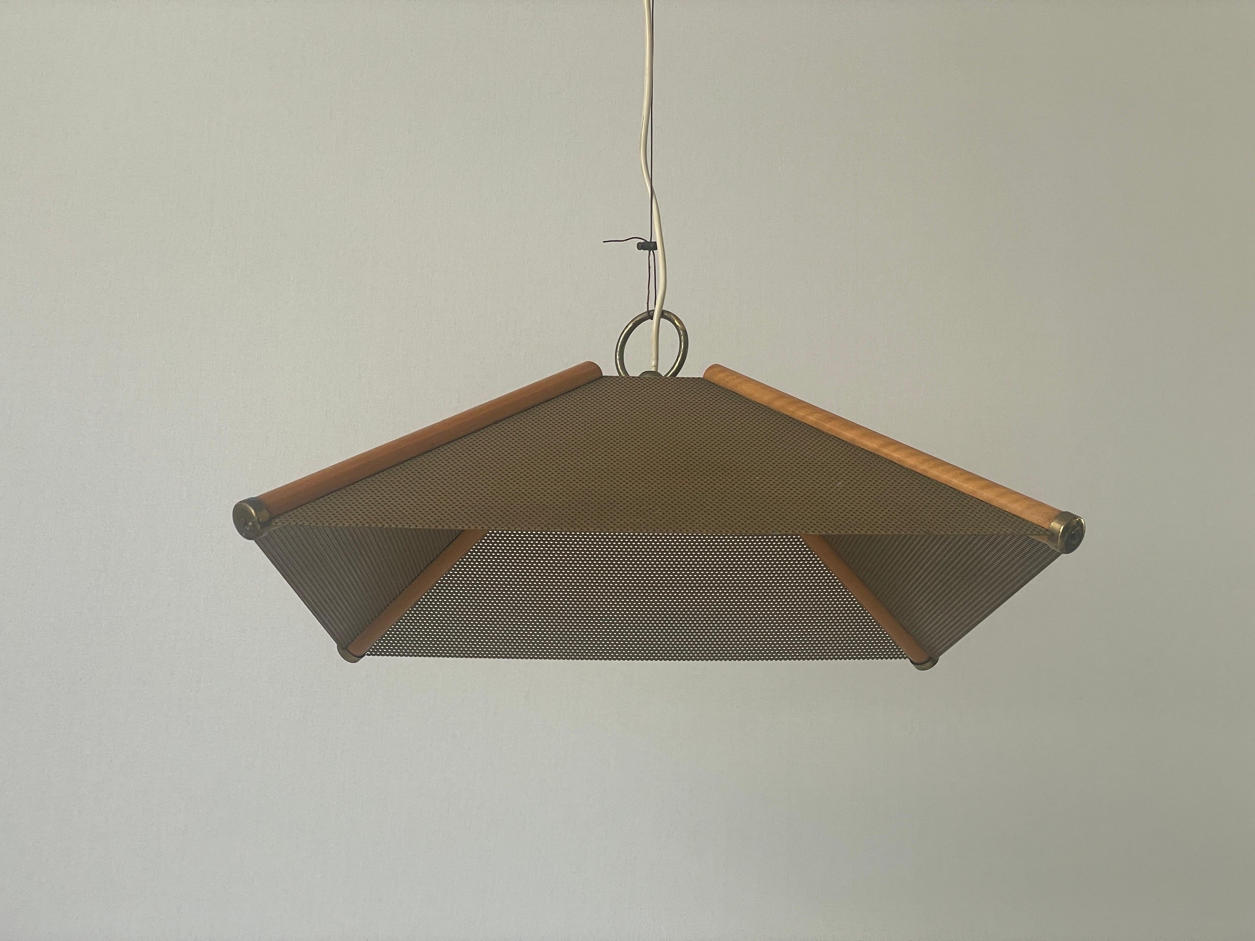 Italiano Lampada a sospensione a 4 foglie con linee in Wood e corpo in metallo, anni '60, Italia in vendita