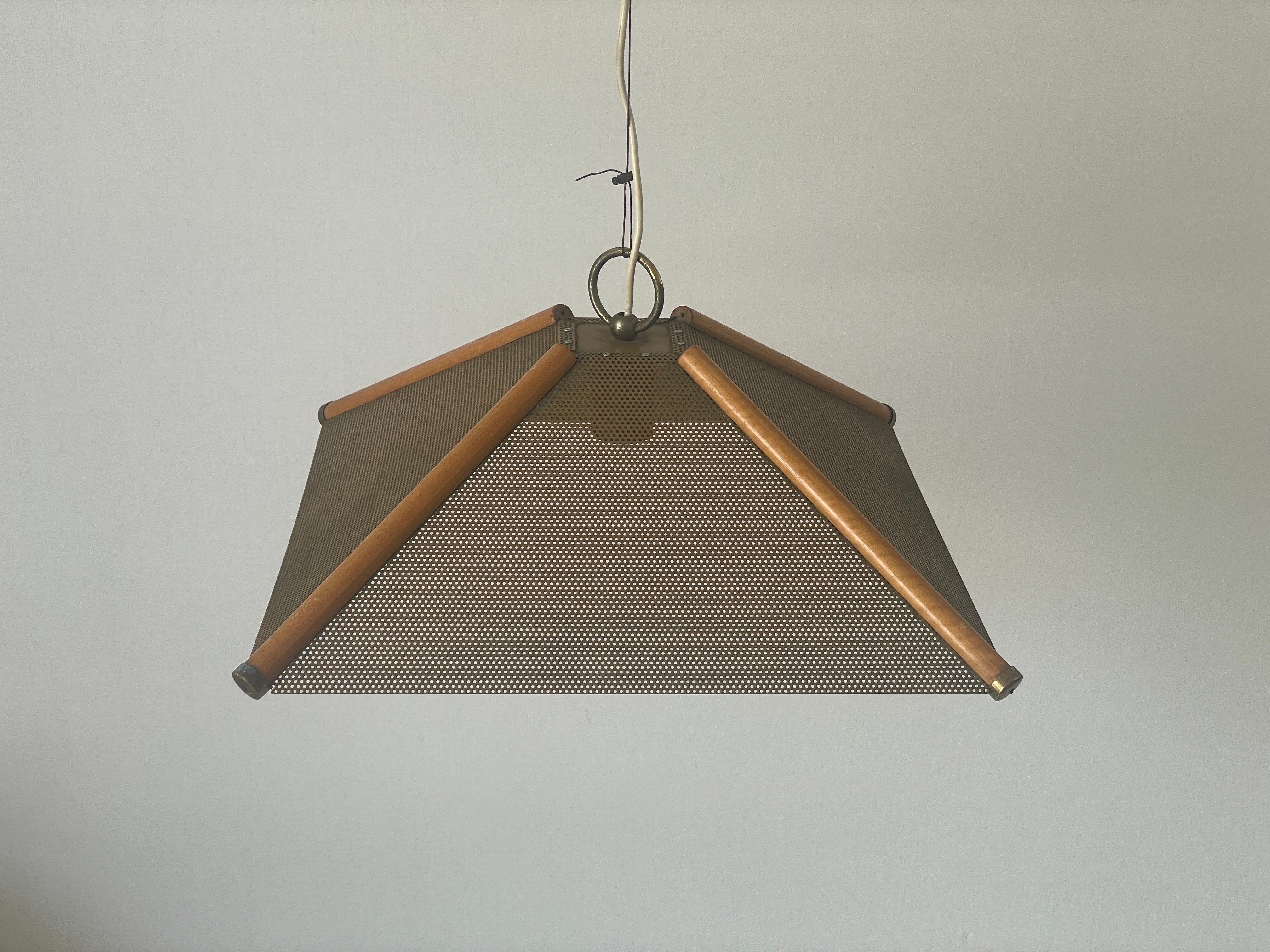 Lampada a sospensione a 4 foglie con linee in Wood e corpo in metallo, anni '60, Italia In condizioni ottime in vendita a Hagenbach, DE