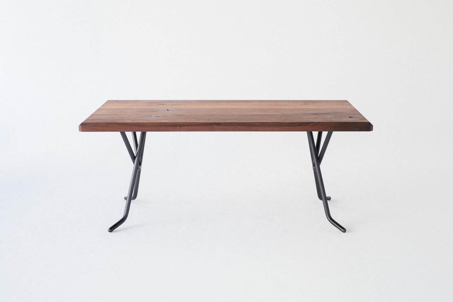 La base Heldon est un design minimal qui donne de la hauteur et de la légèreté à n'importe quel plateau de table. L'acier rond d'un pouce et demi d'épaisseur est incroyablement robuste, sans flexion, et transmet une douce délicatesse avec les