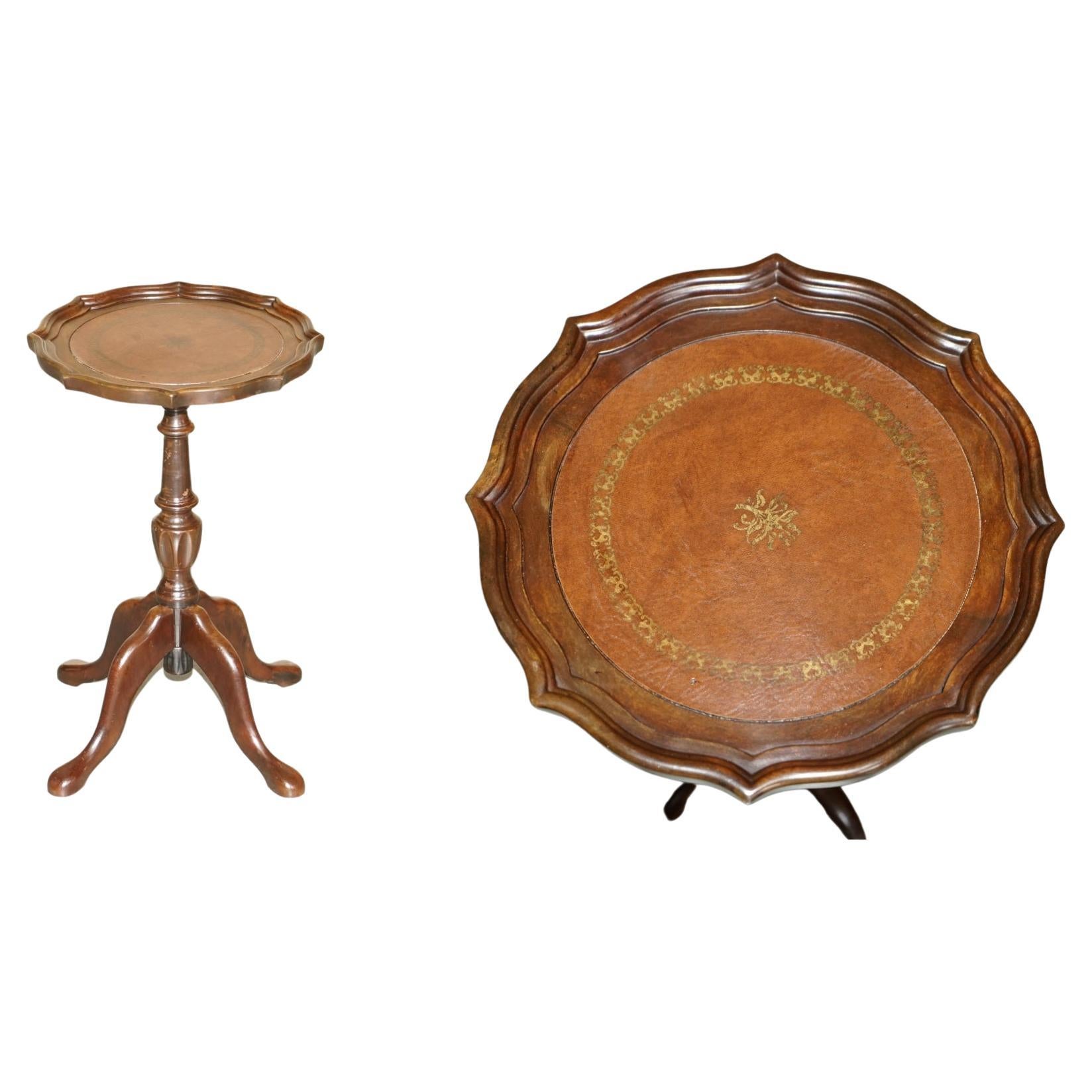 Table à vin à 4 pieds, en bois dur, bordée de croûte de tarte, en cuir brun, tripode, lampe d'extrémité.