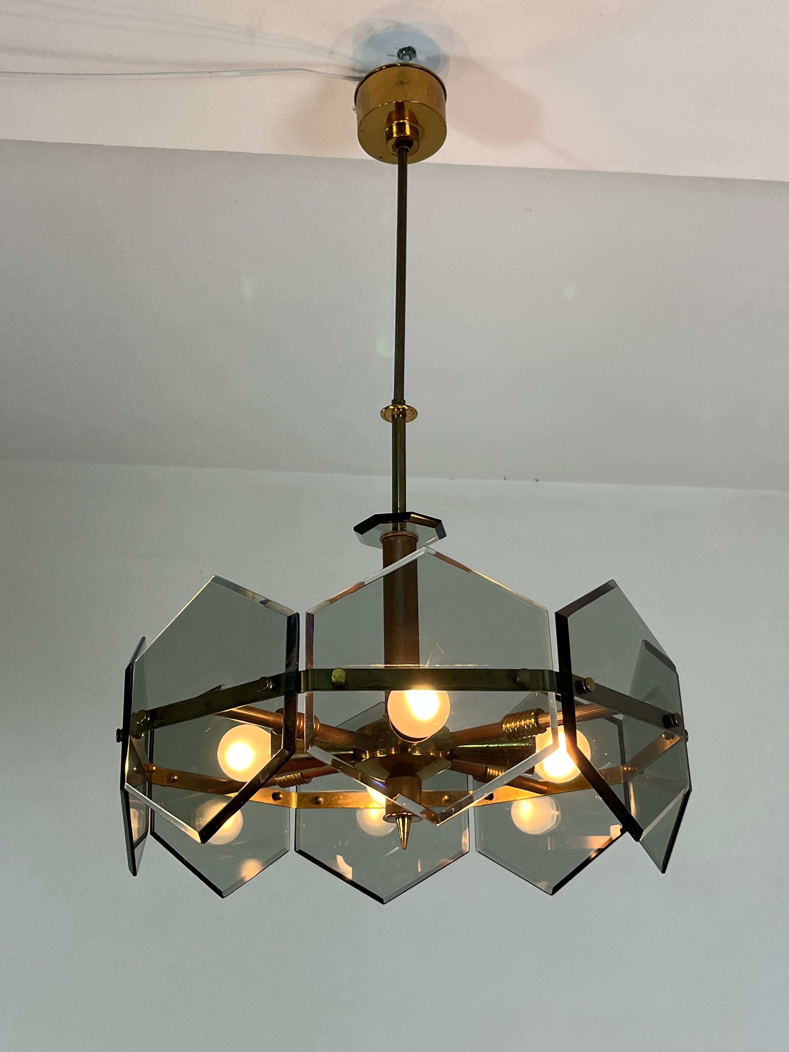 4-light brass and Murano glass chandelier by Gino Paroldo for Fontana Arte, 1960s
Nile green glass, e14 lamps.
Good condition, small signs of wear as per descriptive photographs.


We guarantee immediate shipping with adequate packaging and DHL