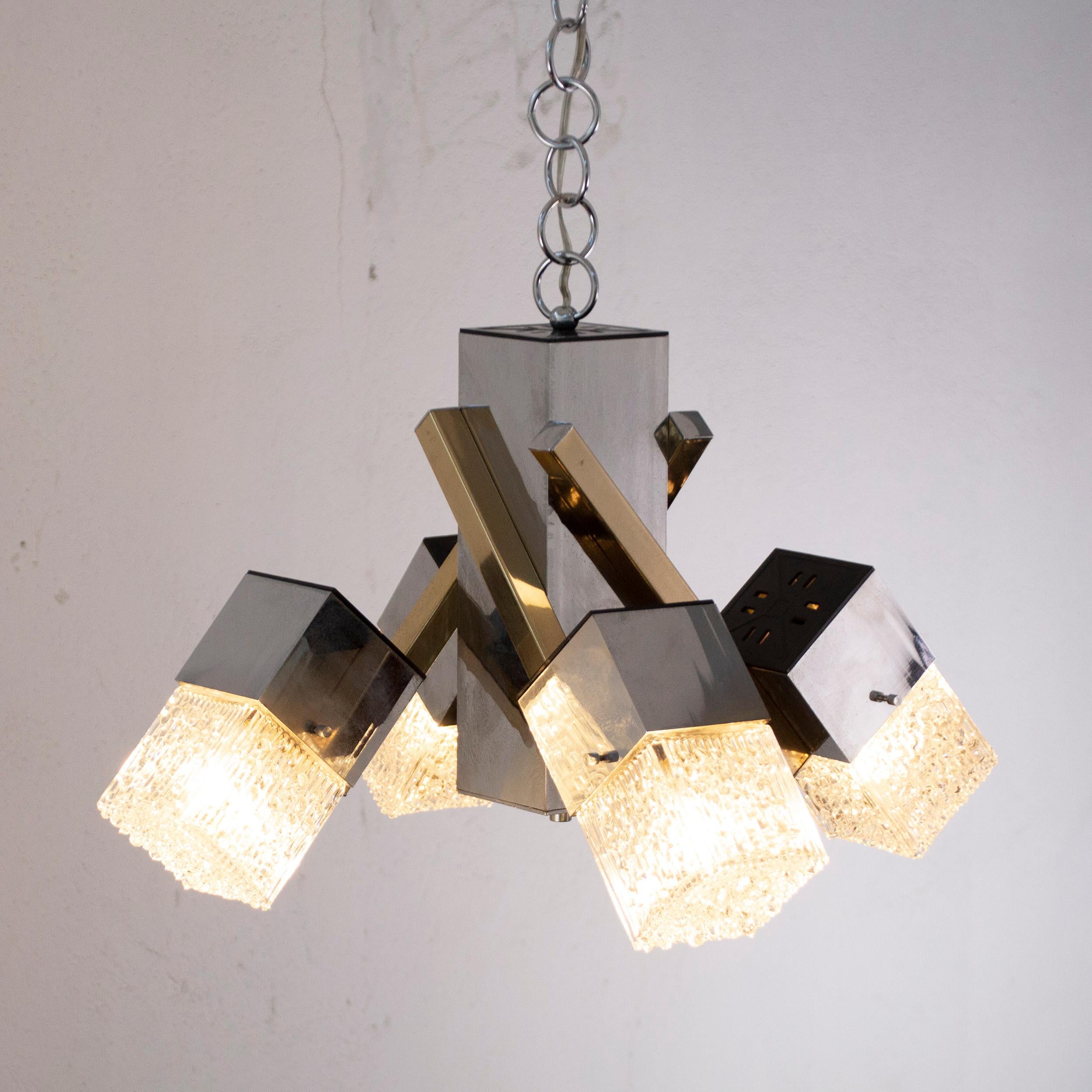 Laiton Lustre à 4 lumières avec cubes en verre, métal chromé et structure géométrique, 1970 en vente